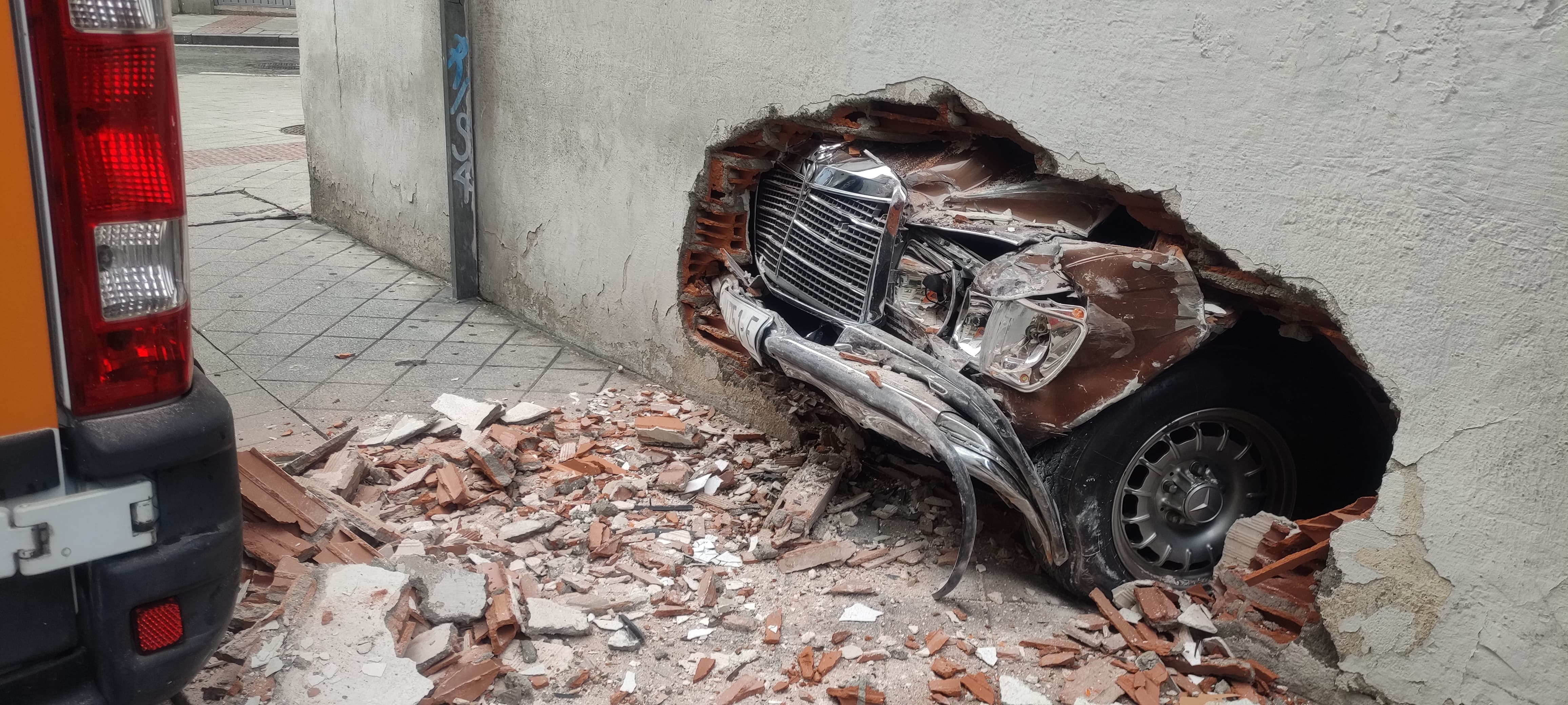 Un coche se empotra en el garaje en la calle de Fray Luis de Granada | FOTO SALAMANCA24HORAS.COM