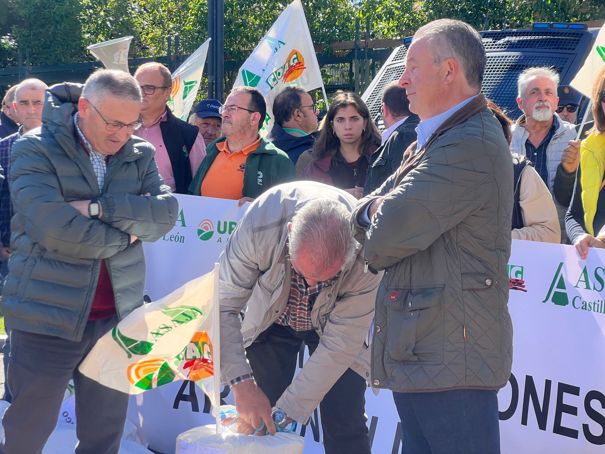  Protesta agricultores salmantinos en Valladolid por el bajo precio del cereal 