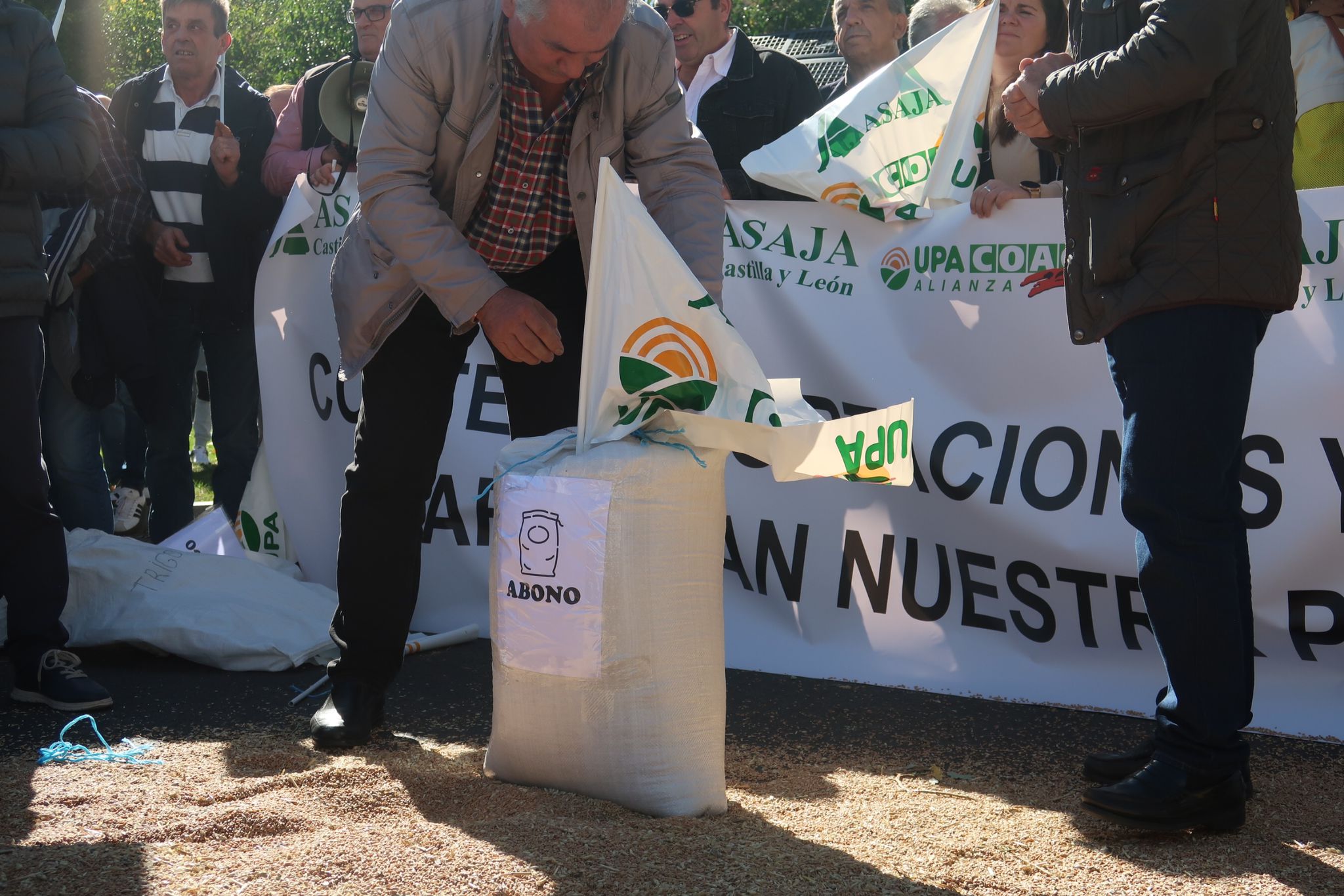  Protesta agricultores salmantinos en Valladolid por el bajo precio del cereal 