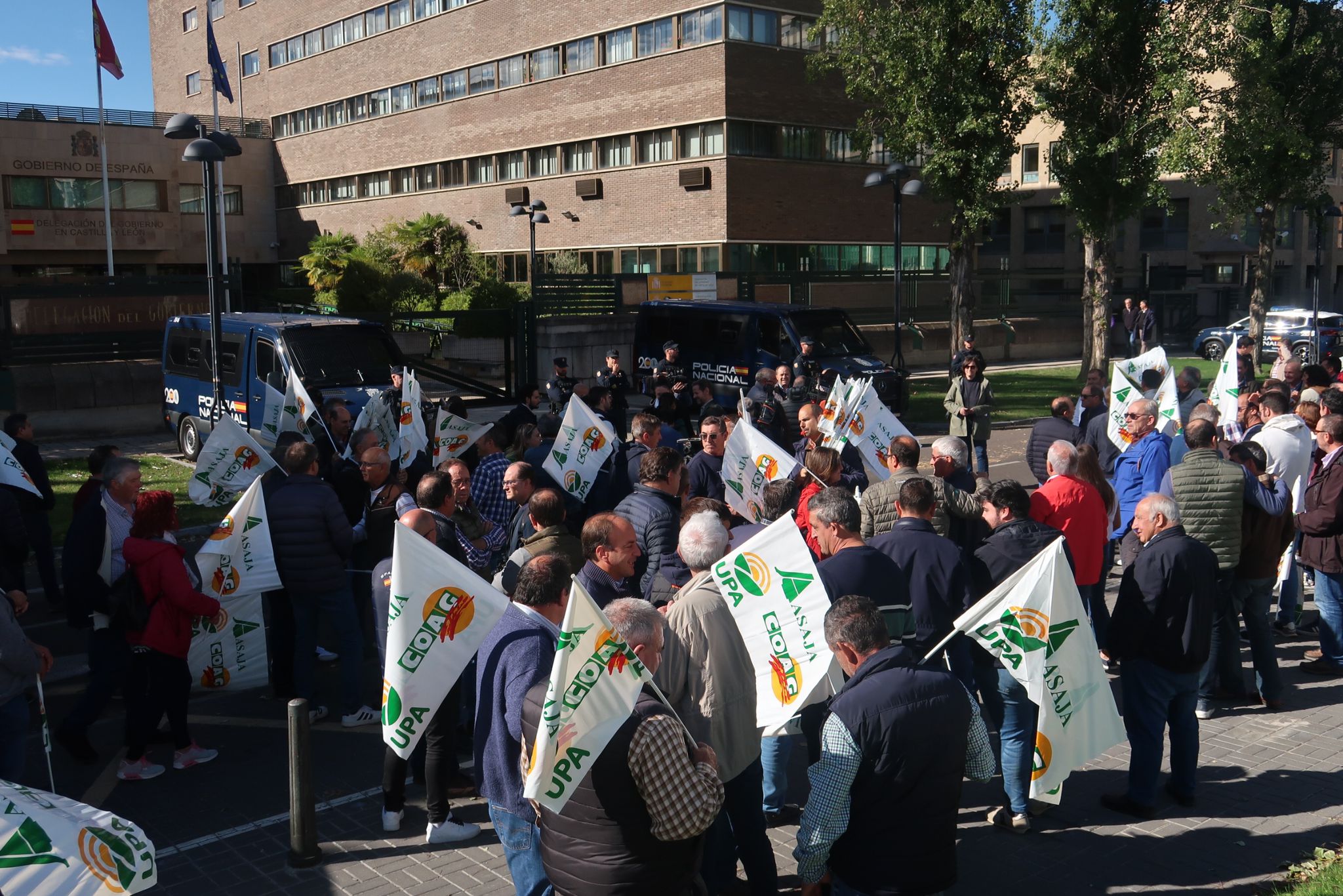  Protesta agricultores salmantinos en Valladolid por el bajo precio del cereal 