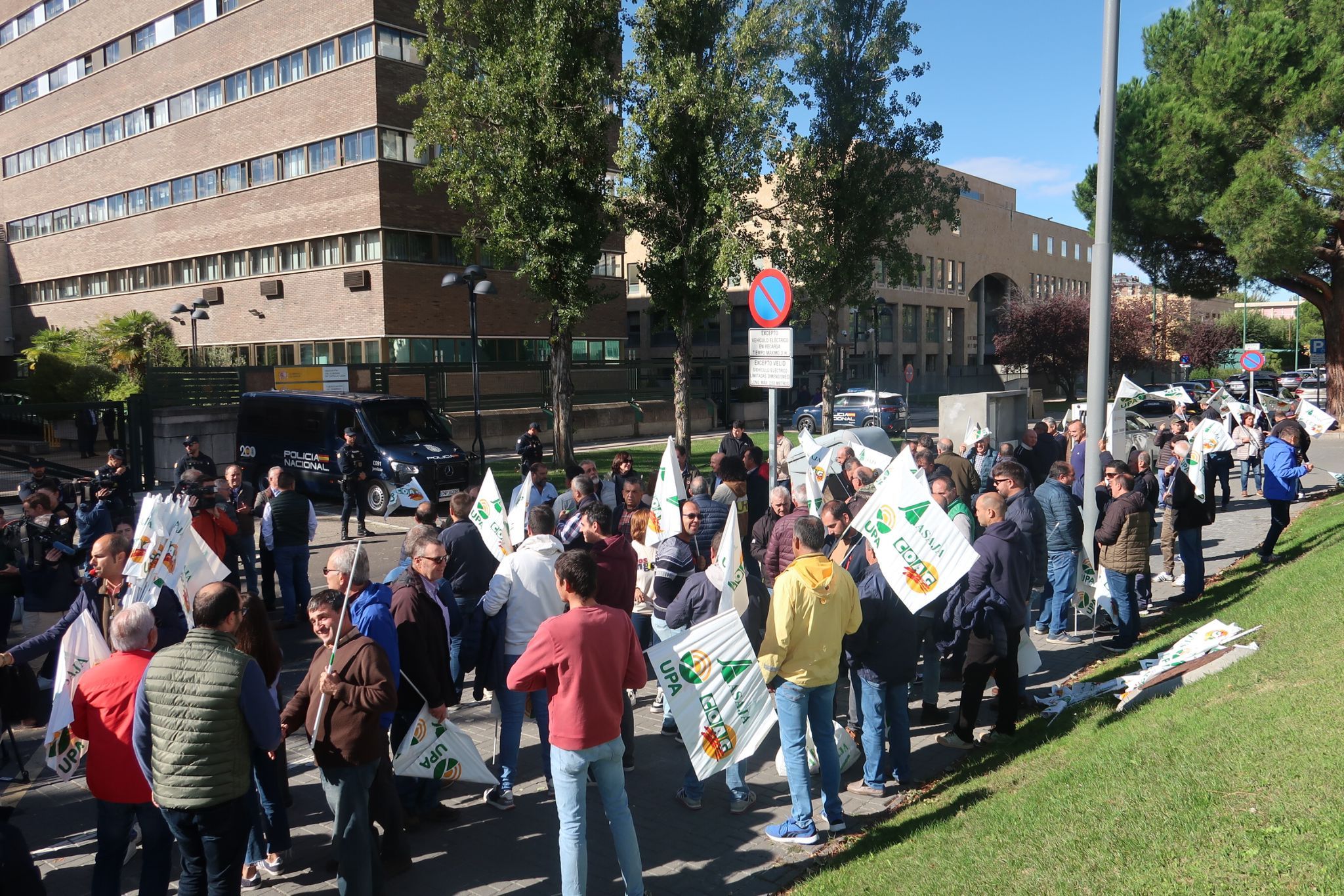  Protesta agricultores salmantinos en Valladolid por el bajo precio del cereal 