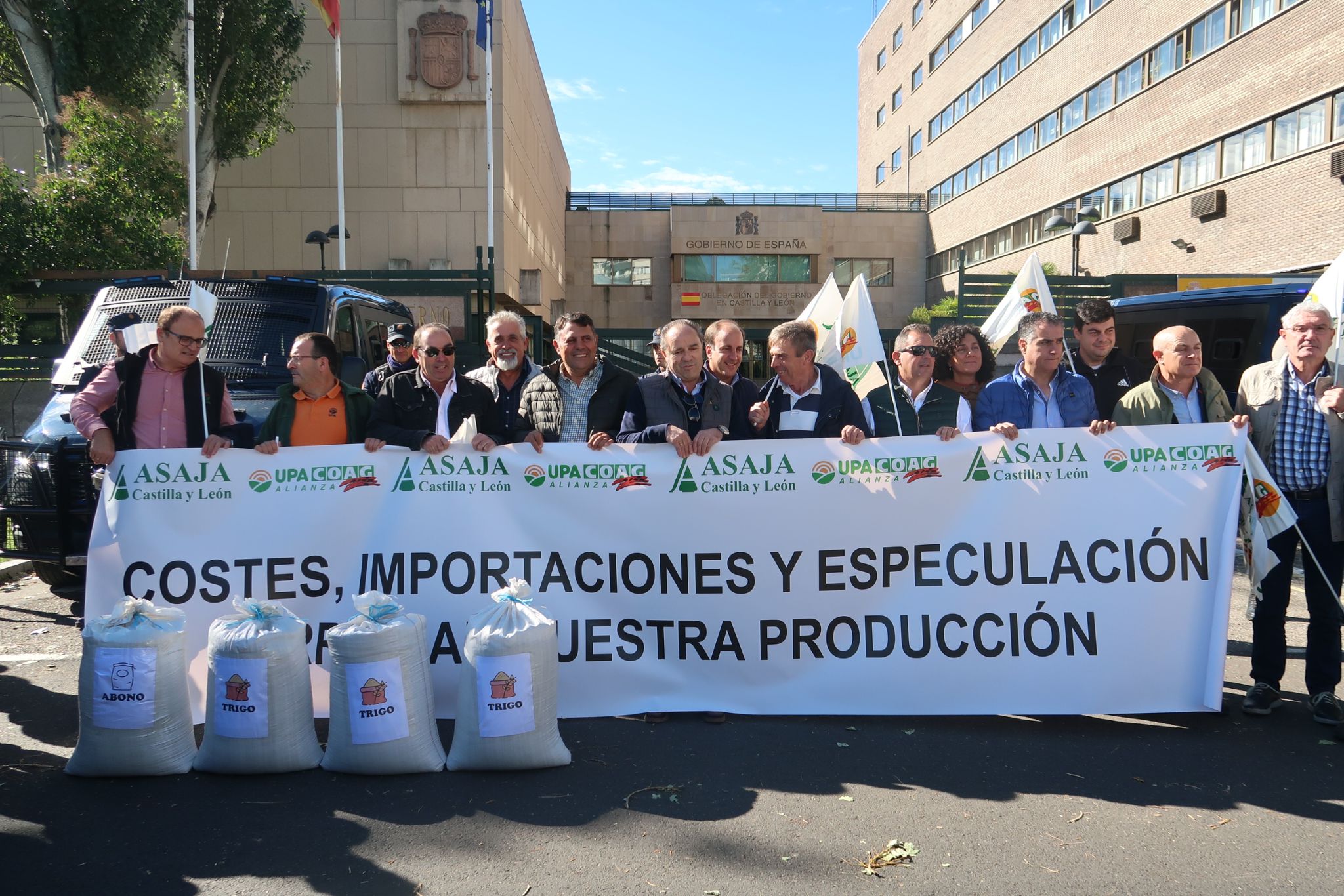  Protesta agricultores salmantinos en Valladolid por el bajo precio del cereal 