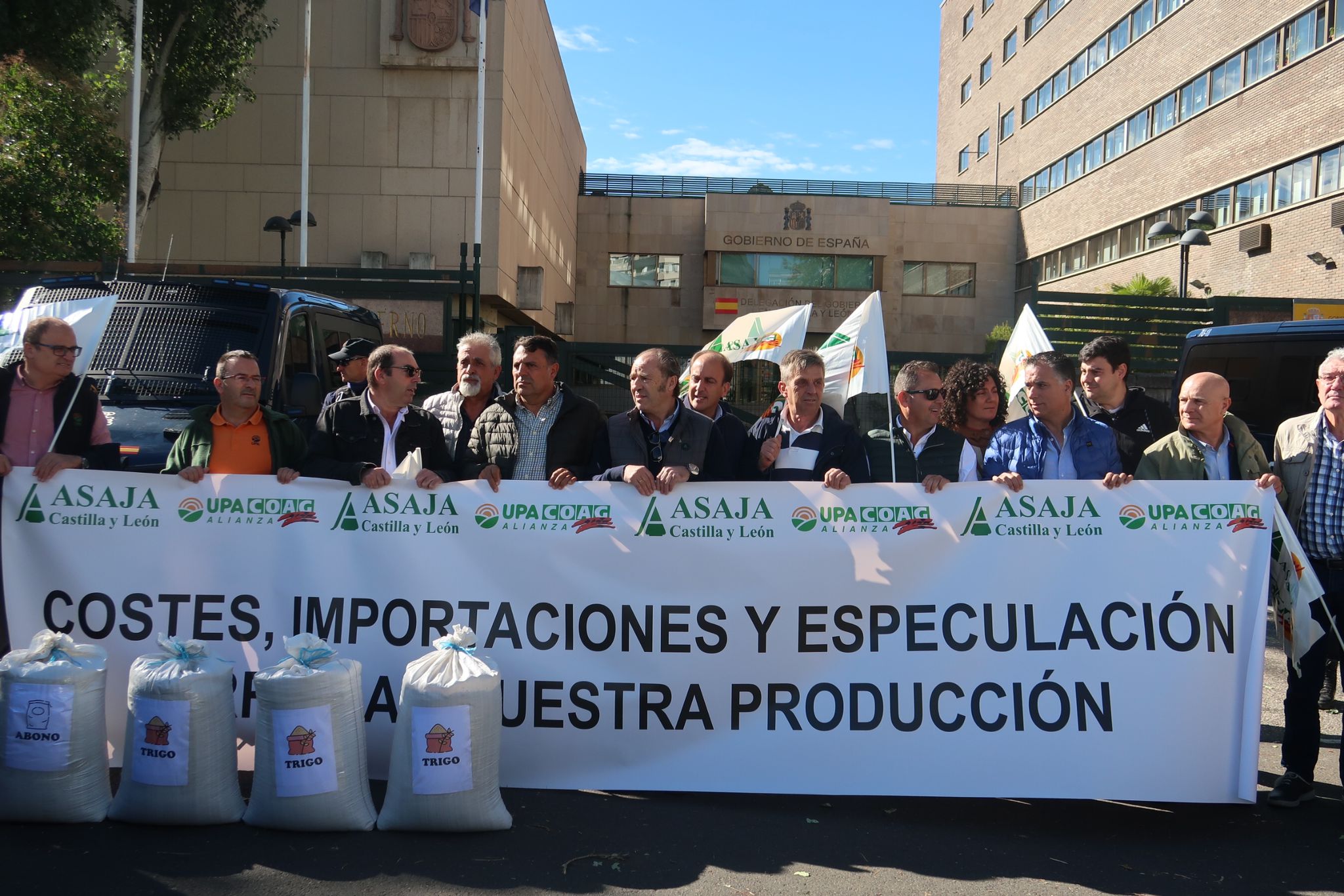  Protesta agricultores salmantinos en Valladolid por el bajo precio del cereal 