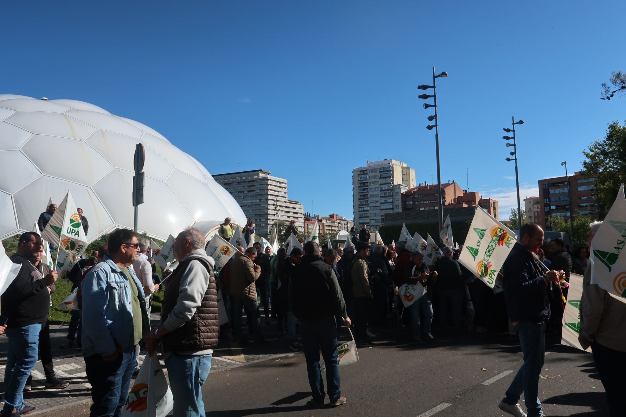  Protesta agricultores salmantinos en Valladolid por el bajo precio del cereal 