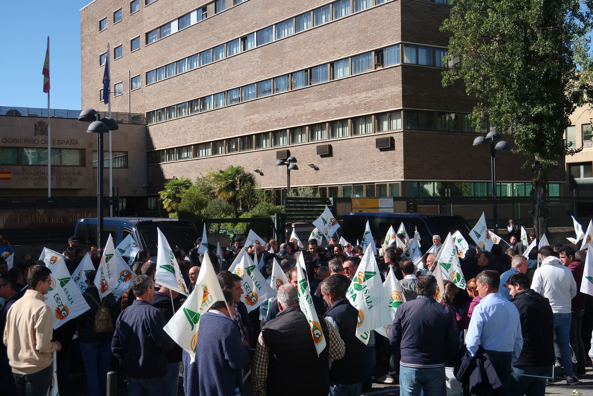  Protesta agricultores salmantinos en Valladolid por el bajo precio del cereal 