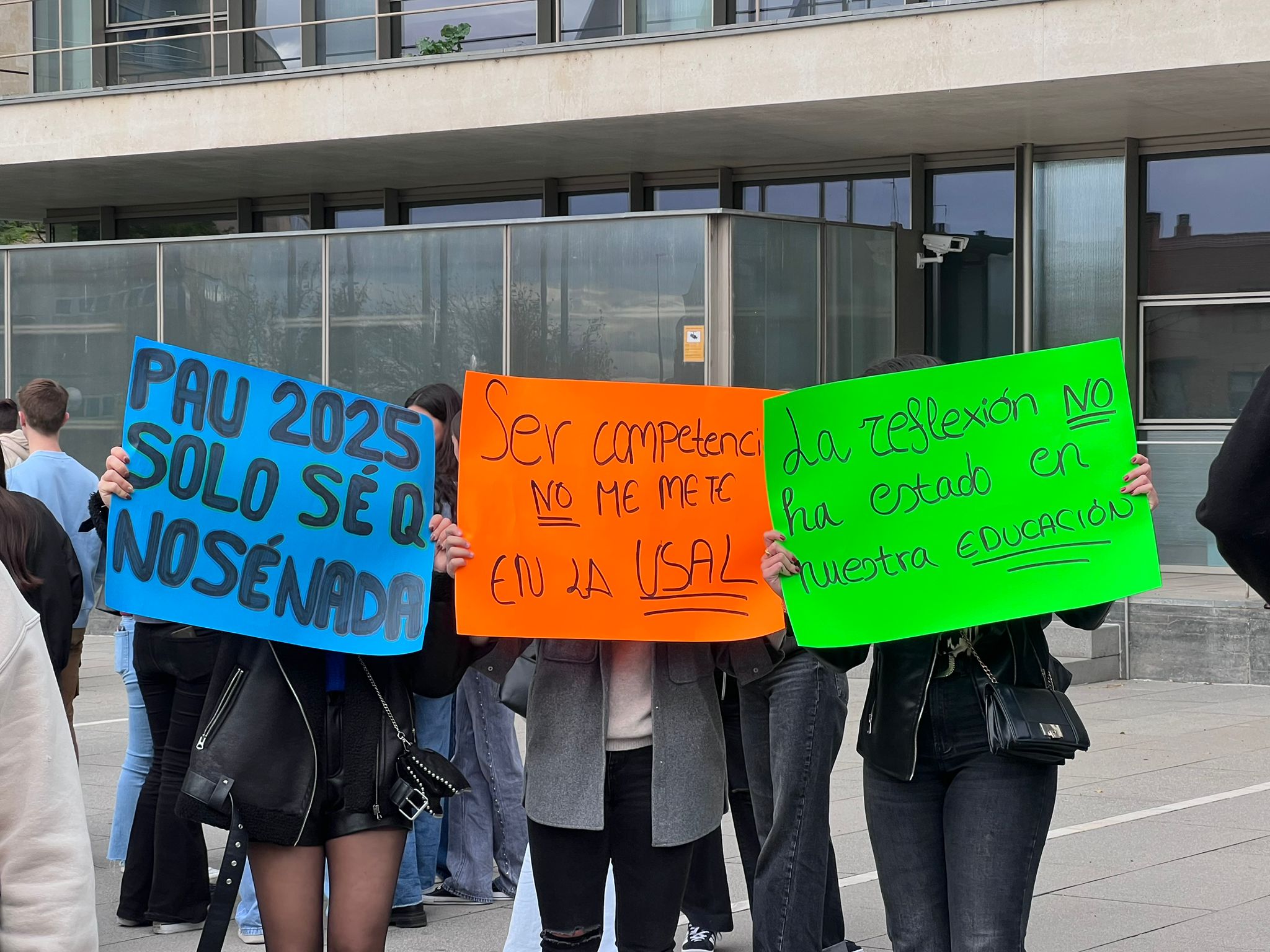 Huelga estudiantil frente a la Delegación Territorial de la Junta de Castilla y León