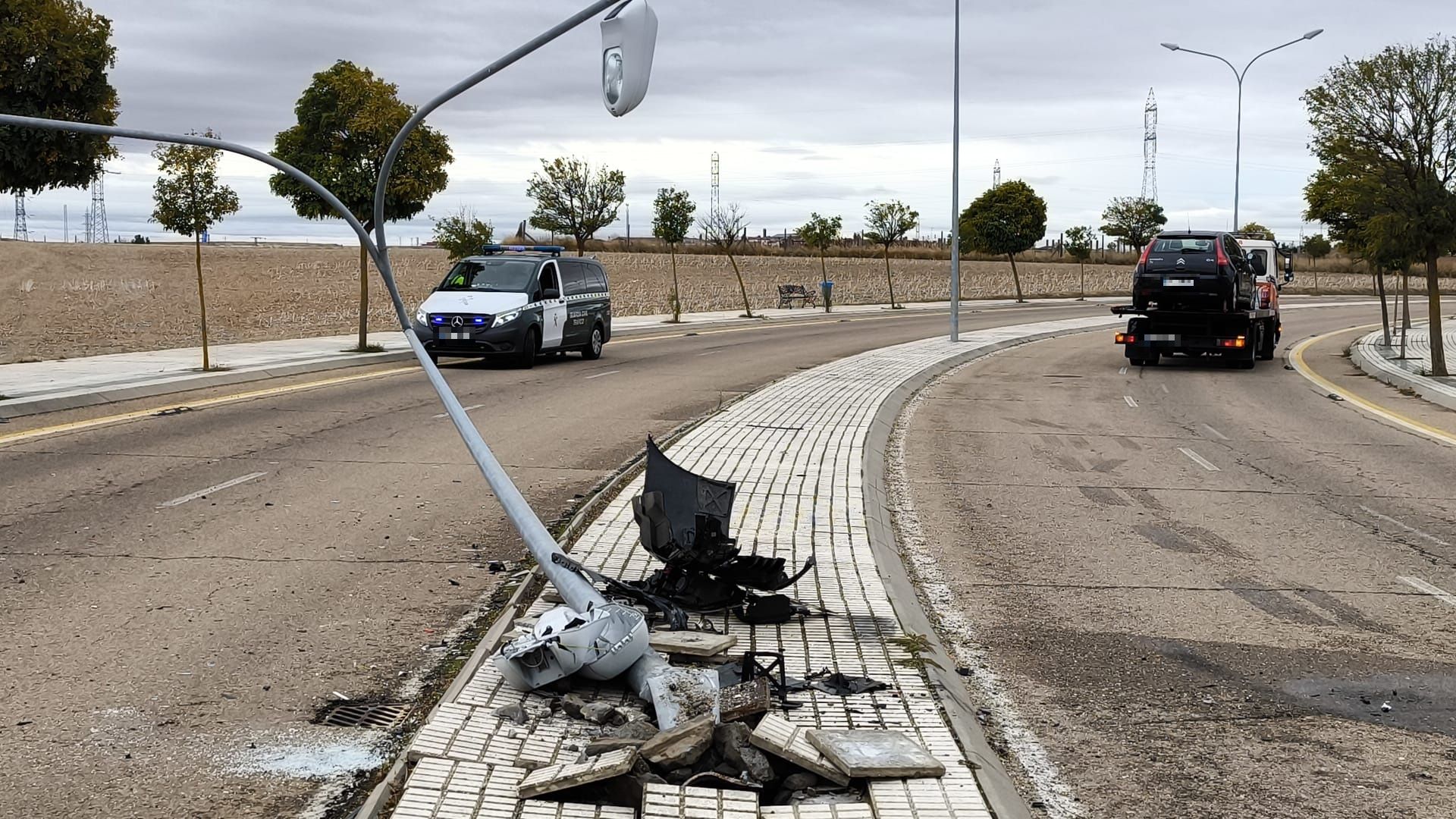 Arranca una farola en una accidente en Villares de la Reina