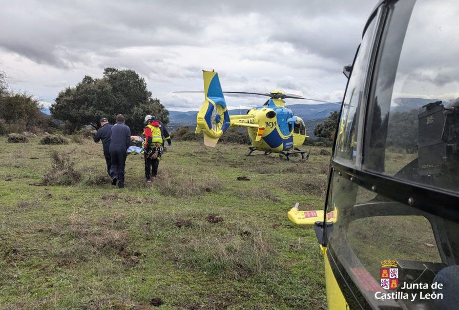 El Grupo de rescate de montaña evacua a un hombre indispuesto en Guijuelo. 112 CyL