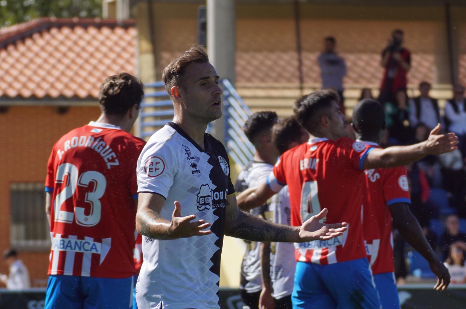 Gorka Santamaría se lamenta tras rematar al poste ante el Lugo | FOTO SALAMANCA24HORAS.COM