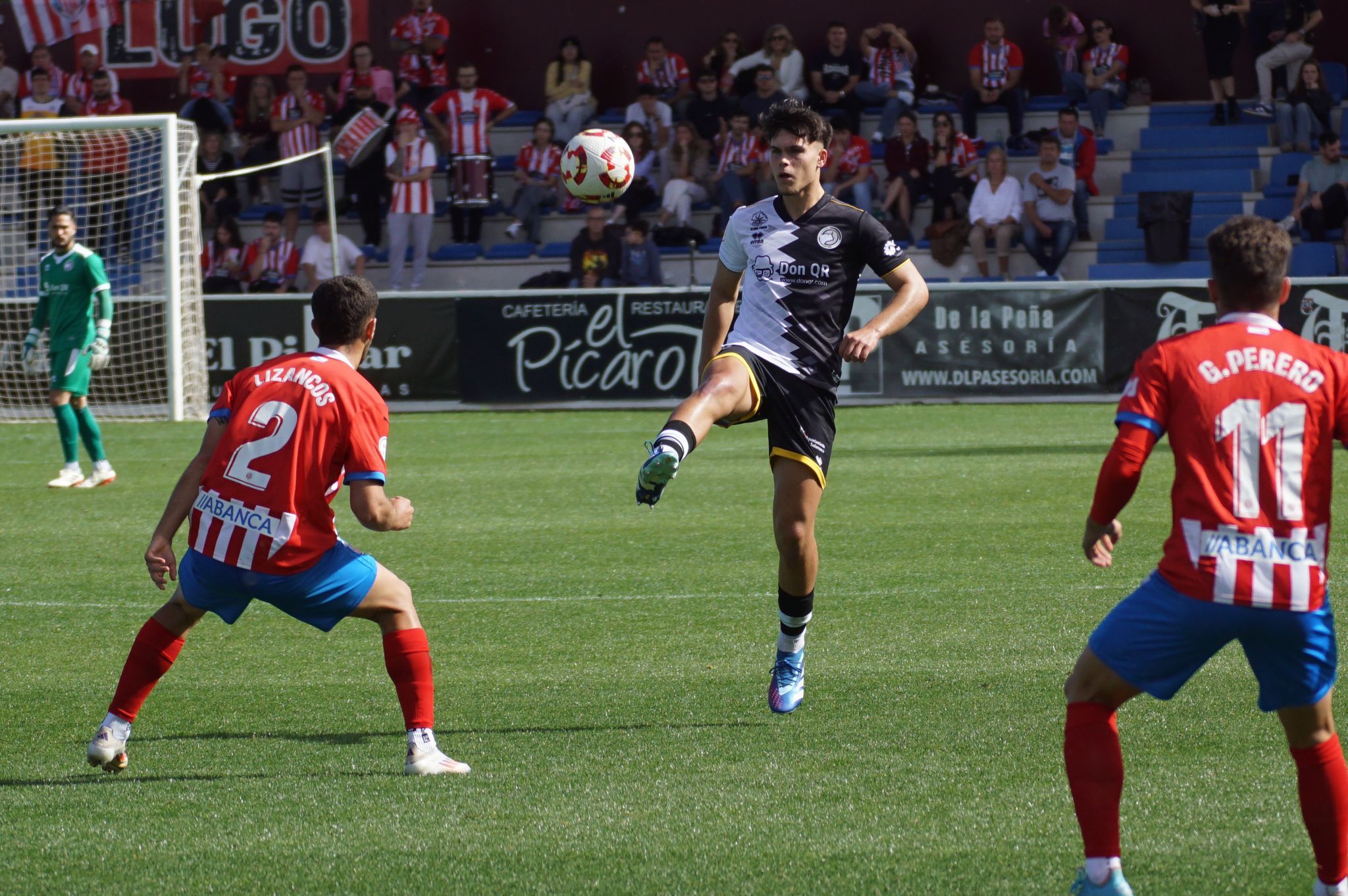 Iñaki González da un pase ante el Lugo | FOTO SALAMANCA24HORAS.COM