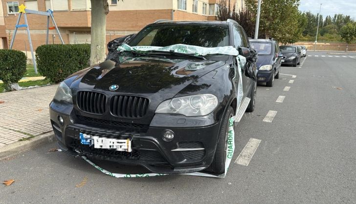 Coche intervenido por la Guardia Civil tras el robo de móviles en un centro comercial de Carbajosa