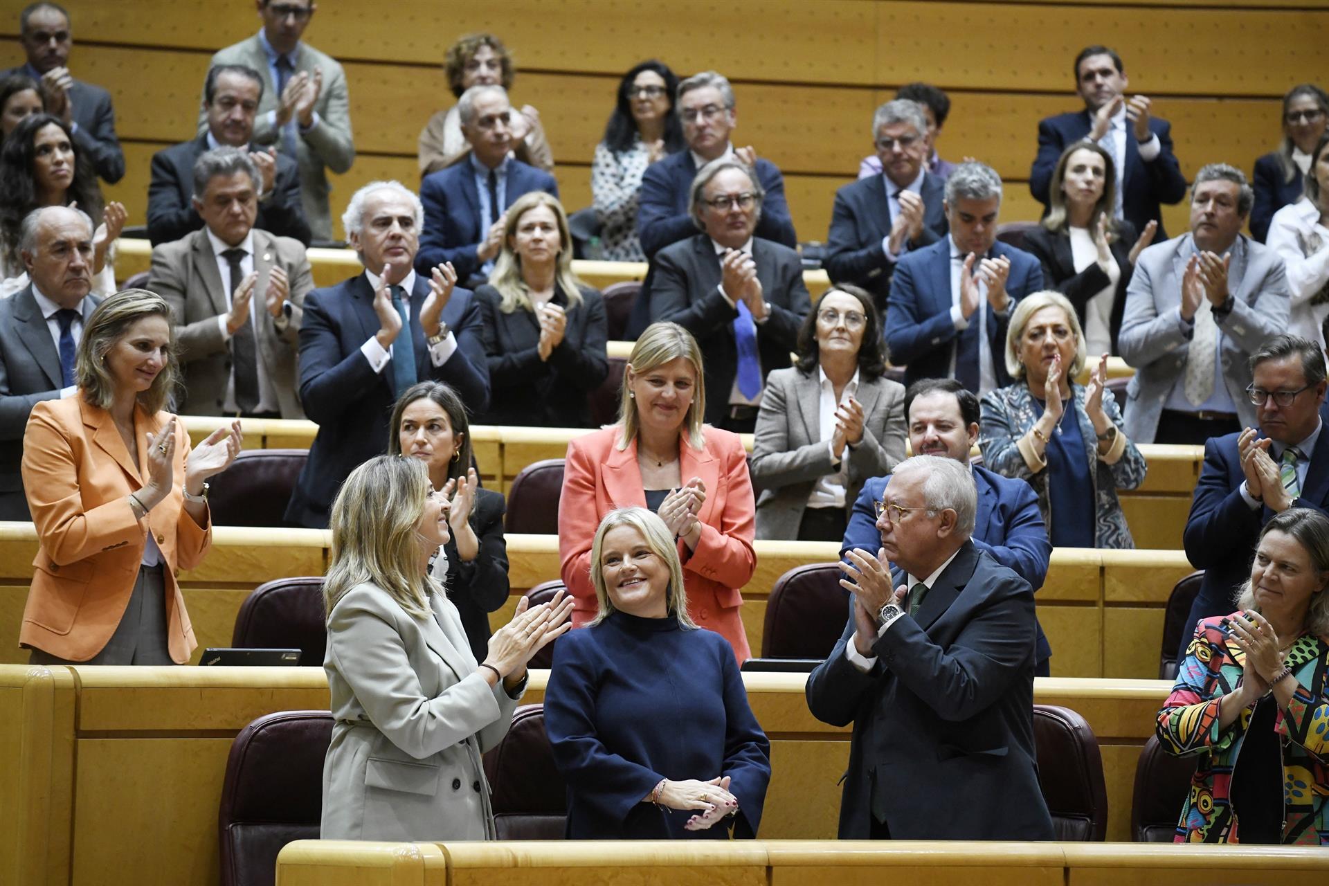 La bancada del PP aplaude la intervención de la senadora del PP Marimar Blanco (en primera fila, 2i) durante un pleno extraordinario en el Senado, a 14 de octubre de 2024, en Madrid (España). La Cámara Alta afronta el debate y votación de la ley sobre int - Fernando Sánchez - Europa Press