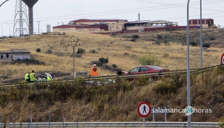 Colisión entre un camión y un turismo en la rotonda de Buenos Aires