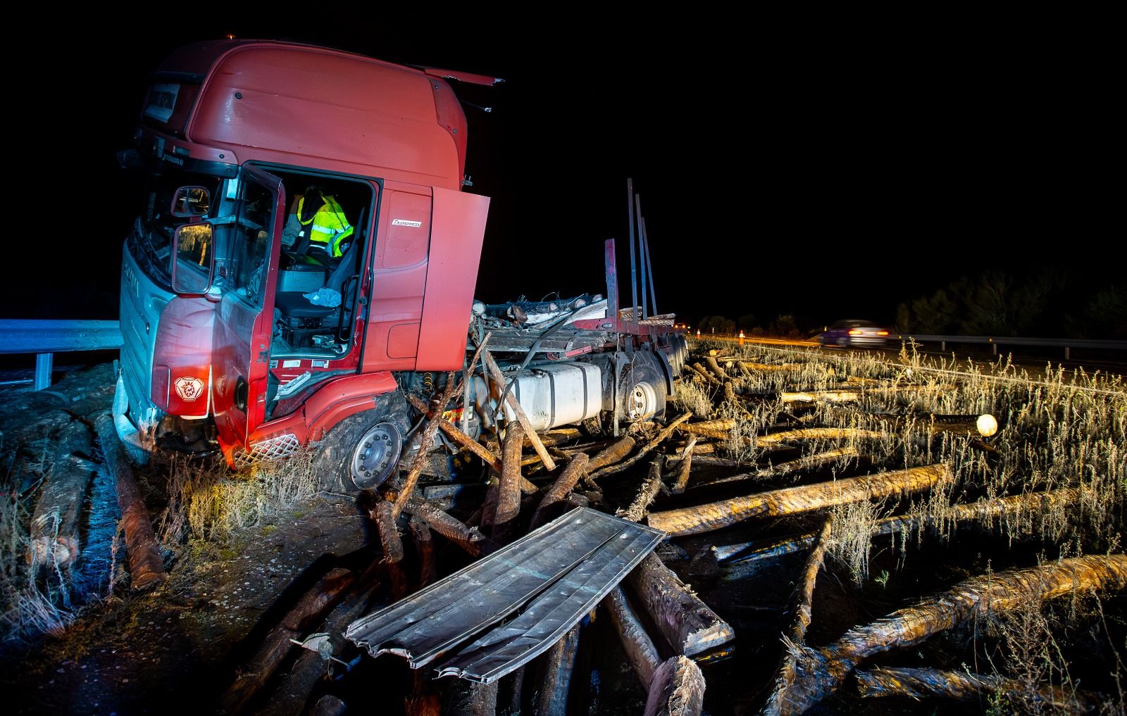  Accidente múltiple en a A 62 tras el vuelco de un camión de madera. Foto Vicente | ICAL (3)