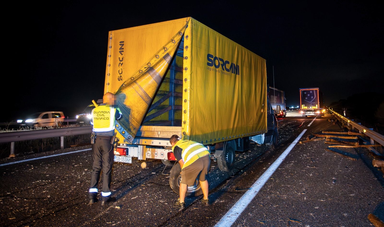  Accidente múltiple en a A 62 tras el vuelco de un camión de madera. Foto Vicente | ICAL (4)