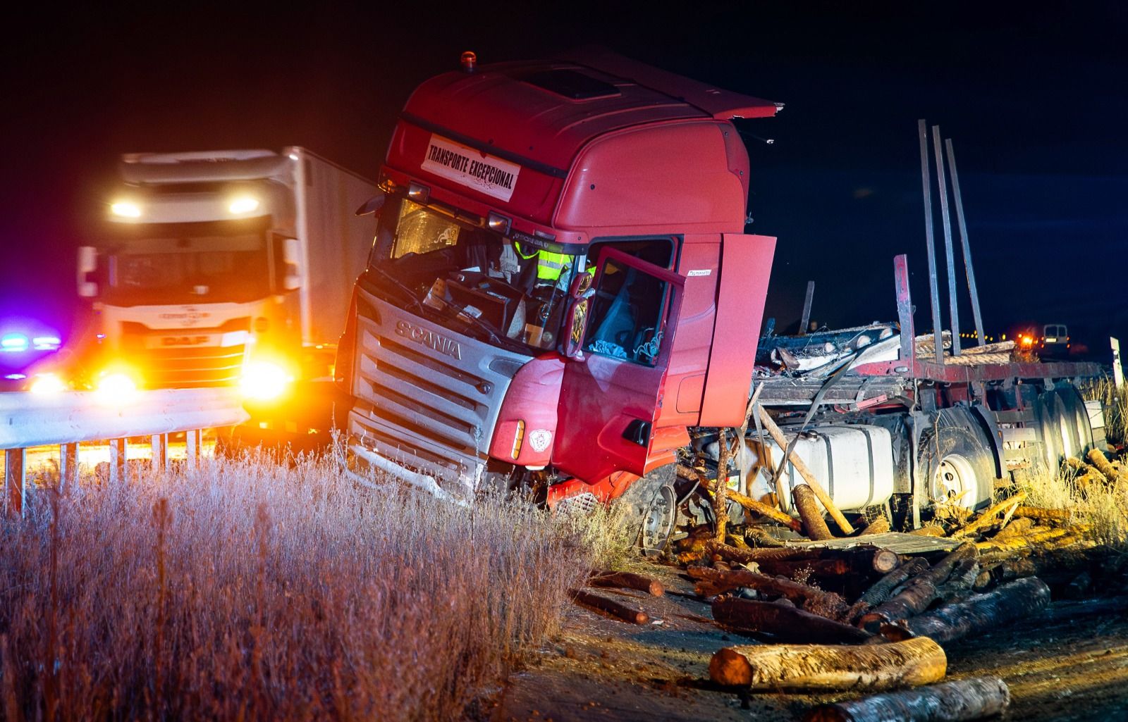  Accidente múltiple en a A 62 tras el vuelco de un camión de madera. Foto Vicente | ICAL (5)