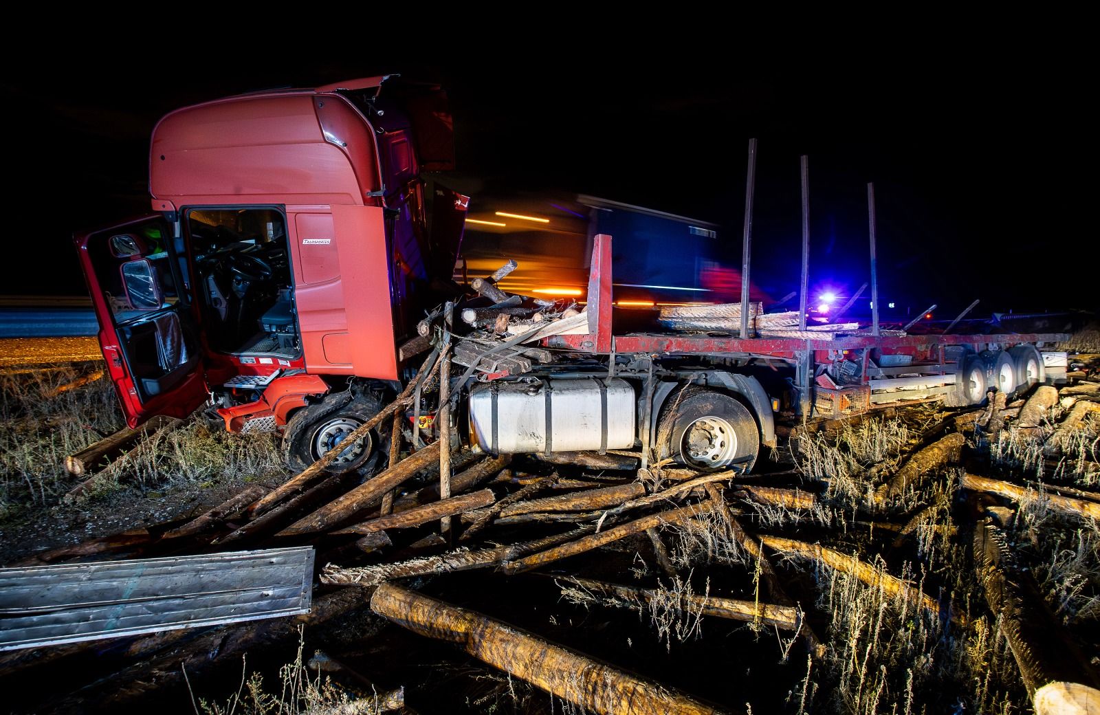  Accidente múltiple en a A 62 tras el vuelco de un camión de madera. Foto Vicente | ICAL (6)