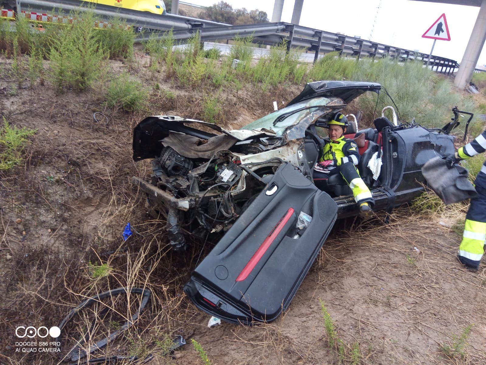 Bomberos de la Diputación de Valladolid en un accidente de la A 66. Foto: Bomberos de la Diputación de Valladolid.