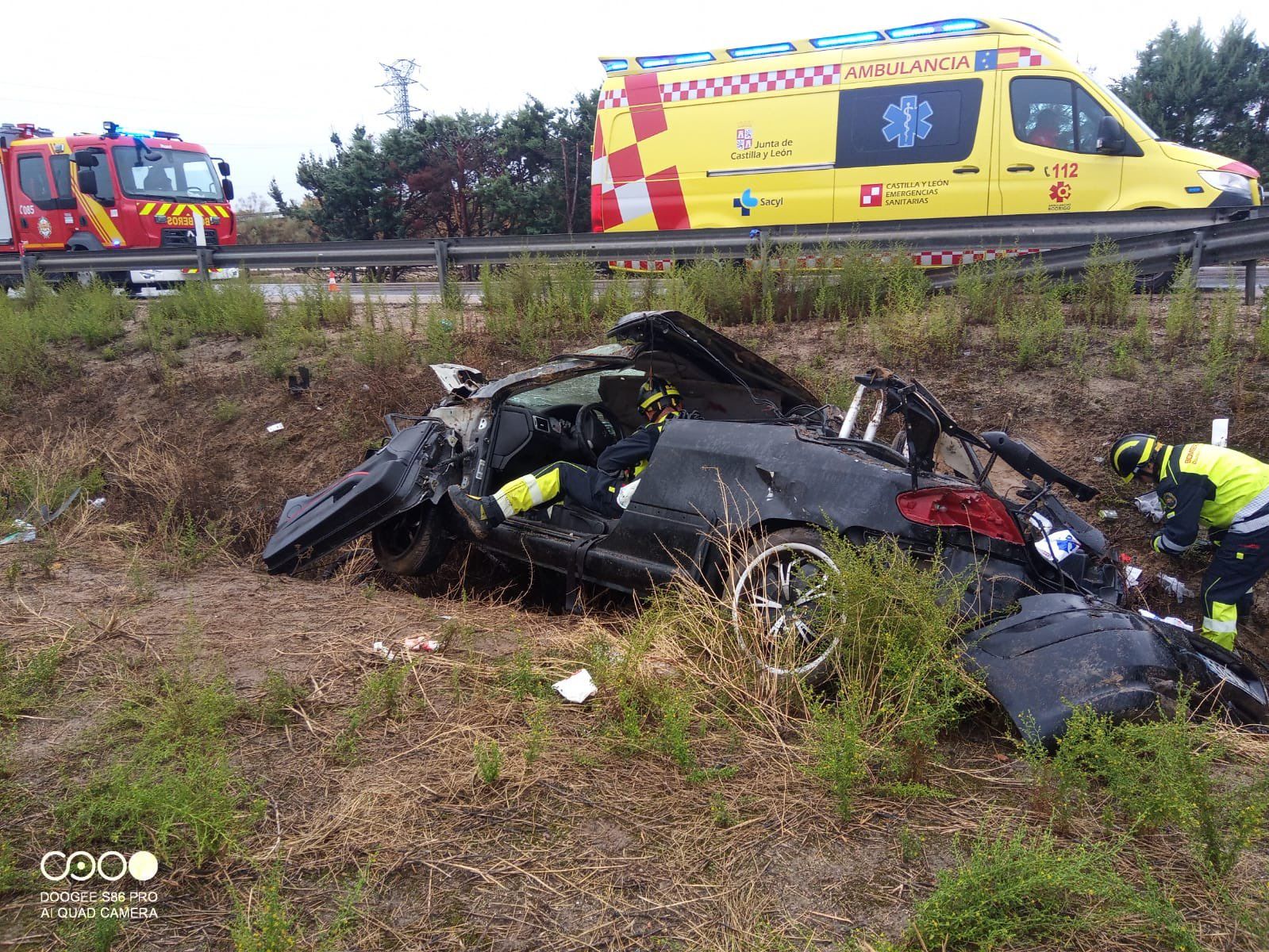 Bomberos de la Diputación de Valladolid en un accidente de la A 66. Foto: Bomberos de la Diputación de Valladolid.