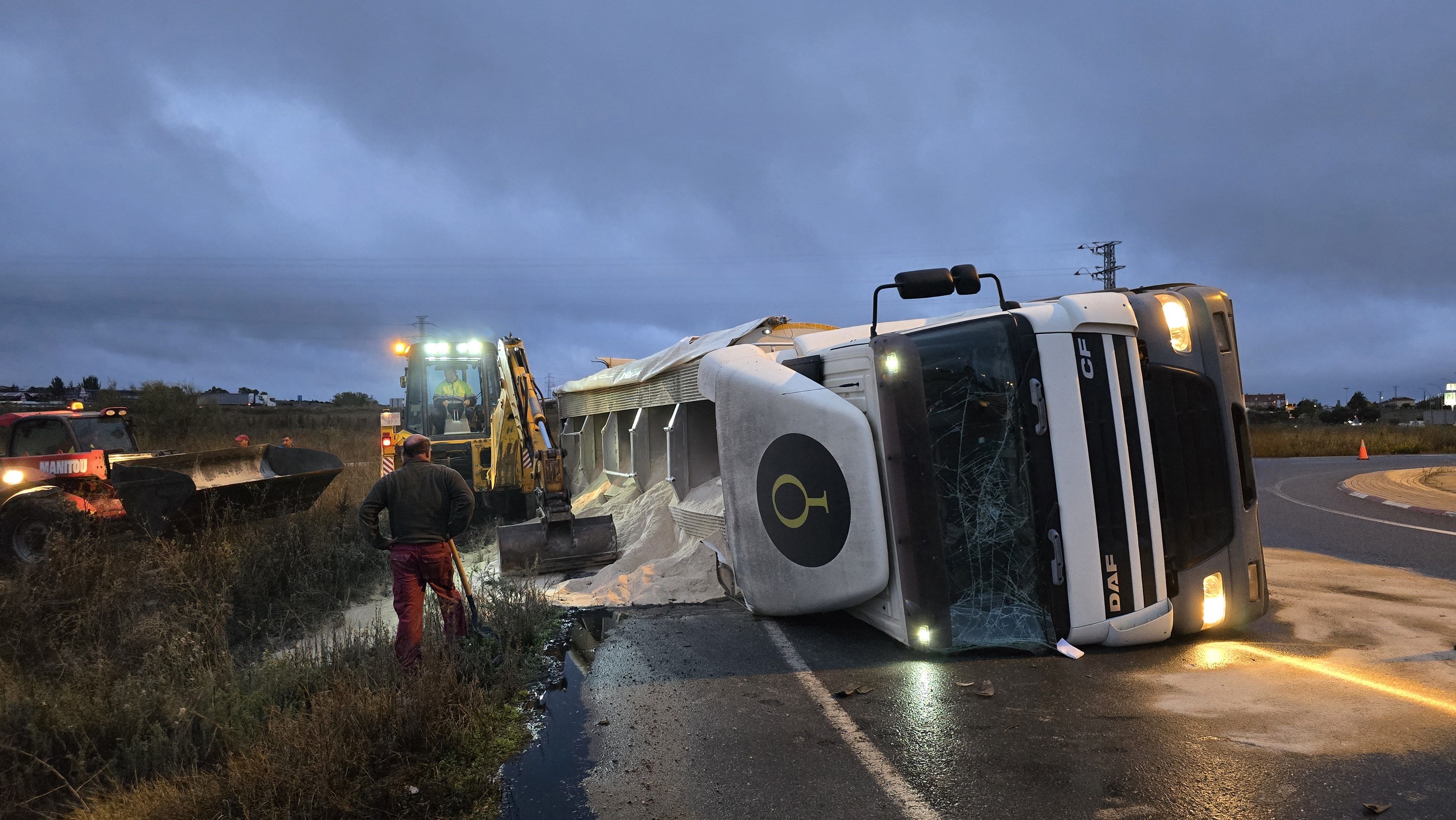 Camión volcado en la glorieta del centro de transporte 