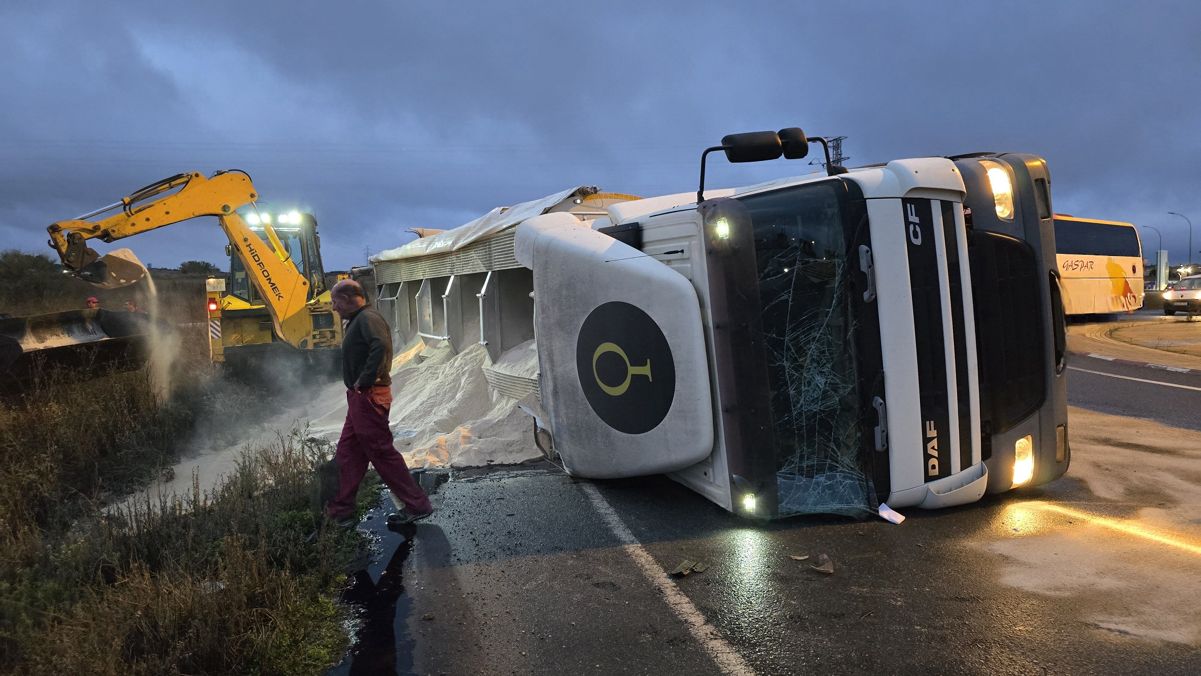 Camión volcado en la glorieta del centro de transporte 