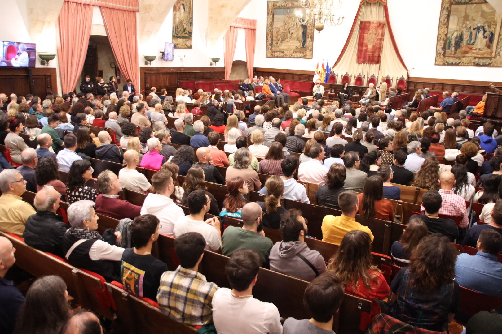 Juan Luis Arsuaga y Juan José Millás dialogan al estilo de Unamuno en el Paraninfo