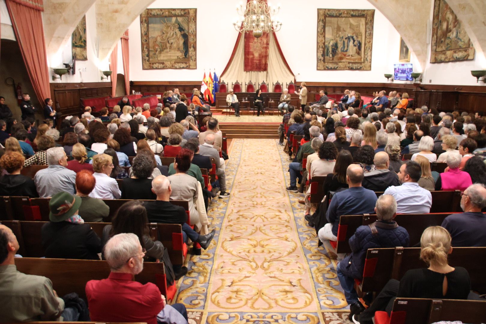 Juan Luis Arsuaga y Juan José Millás dialogan al estilo de Unamuno en el Paraninfo