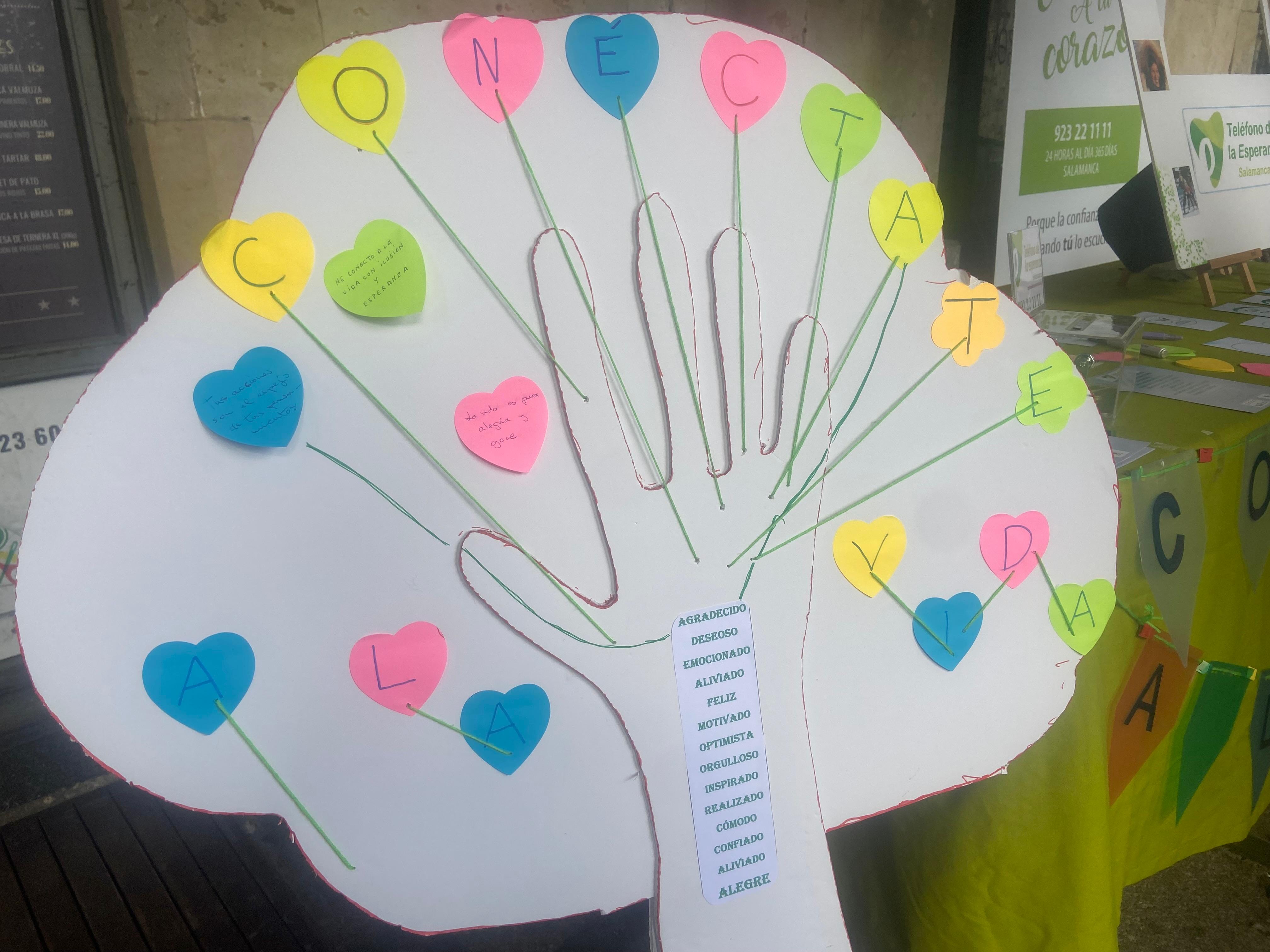 Mensaje en la mesa informativa del Teléfono de la Esperanza en la Plaza Mayor de Salamanca