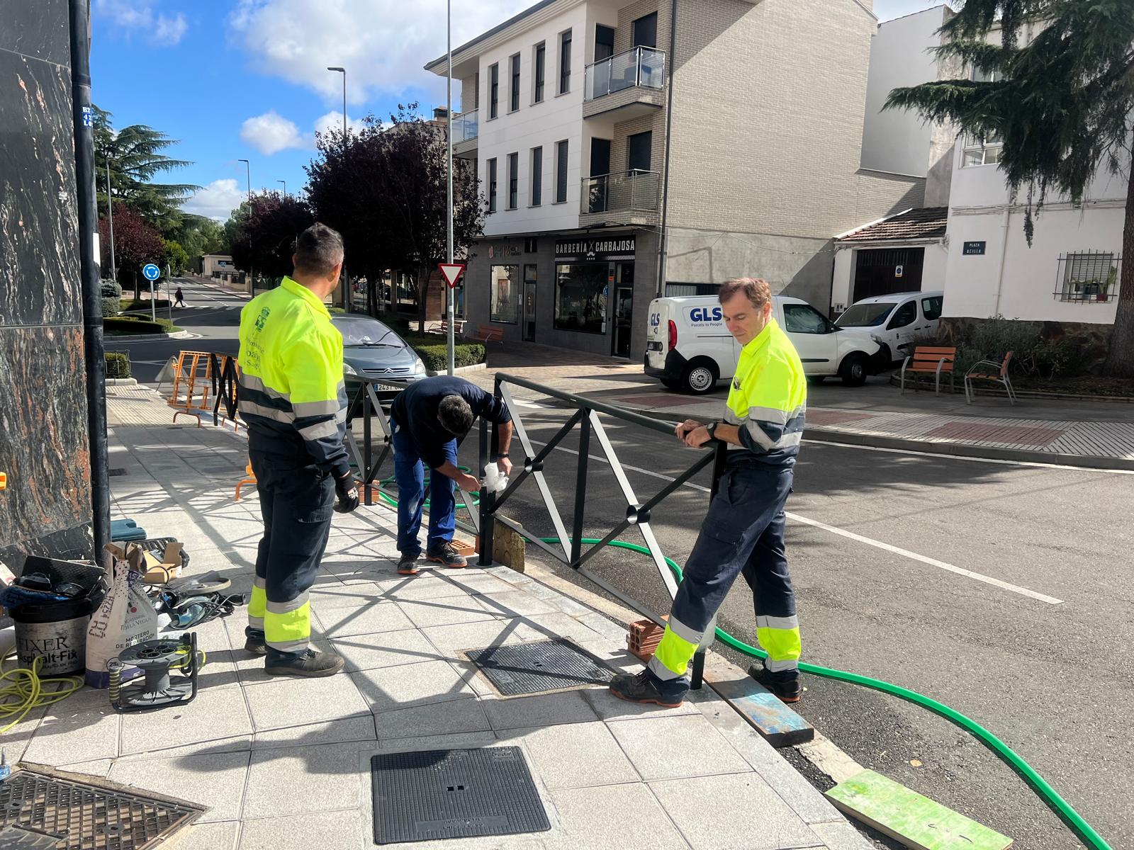 Operarios del Ayuntamiento de Carbajosa instalan una valla de seguridad en la plaza La Cilla