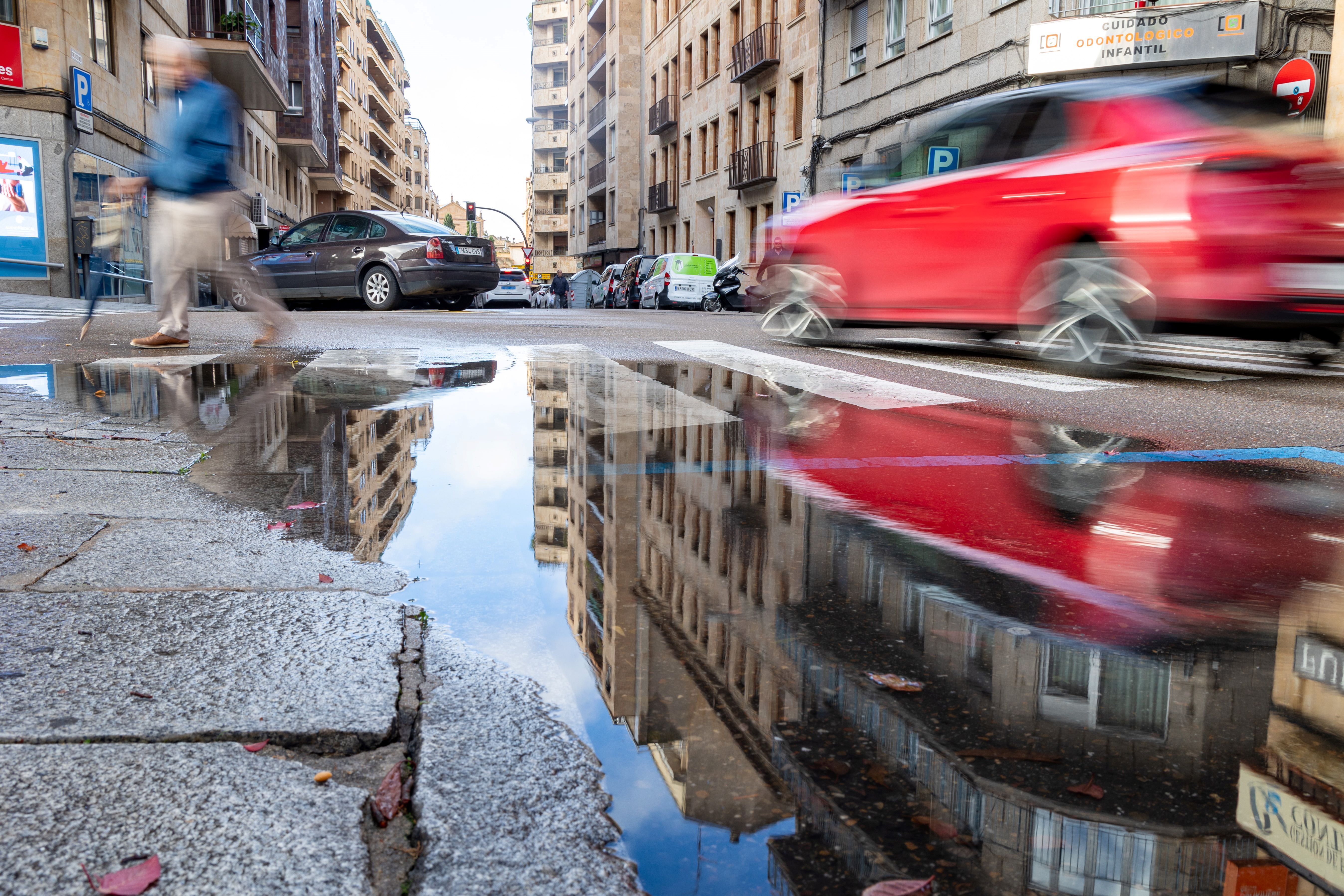 Charco en la calle Condes Crespo de Rascón - Foto GMS