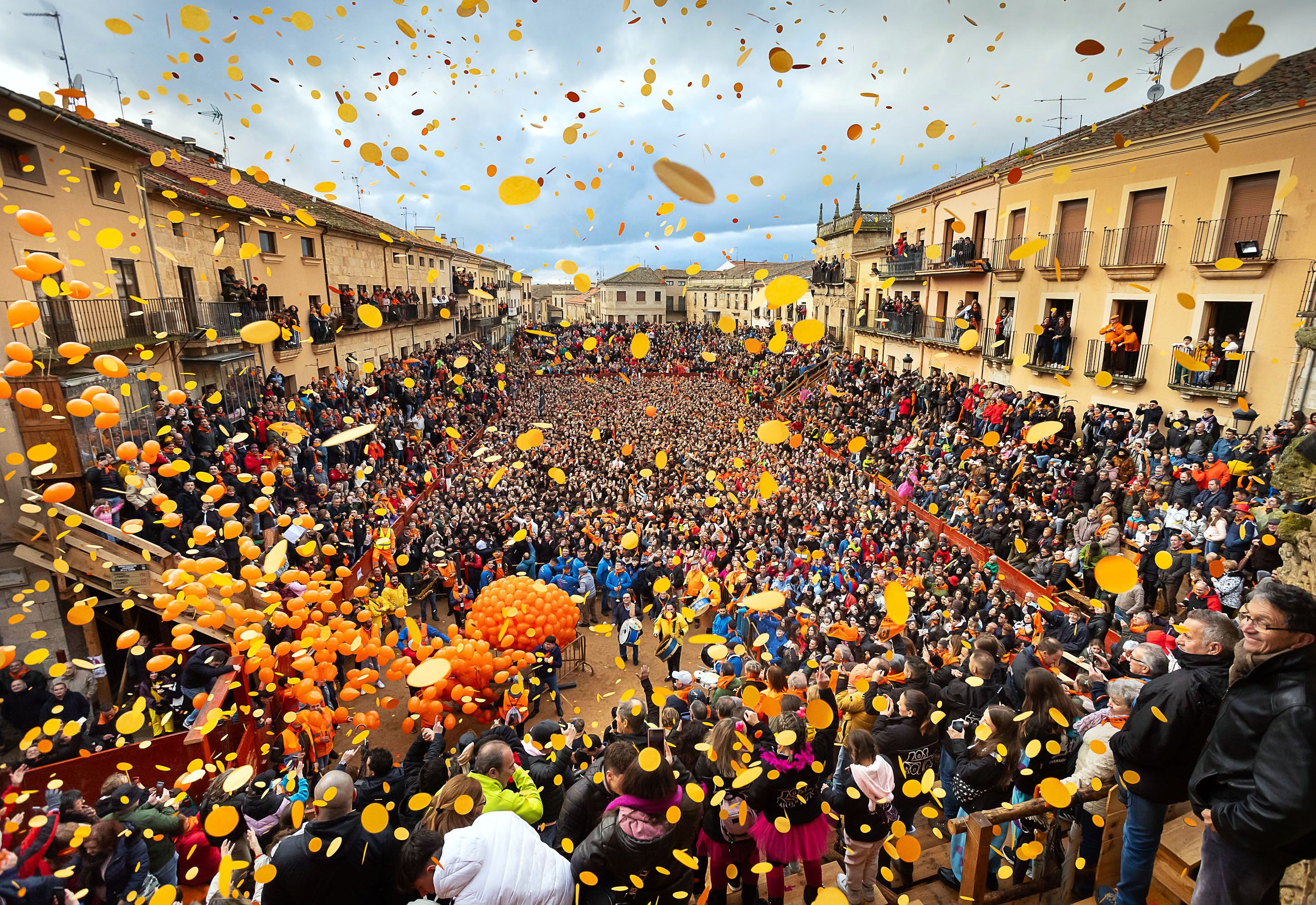 Archivo: Miles de personas celebran el comienzo del Carnaval del Toro con el tradicional 'El Campanazo' en Ciudad Rodrigo. ICAL Vicente