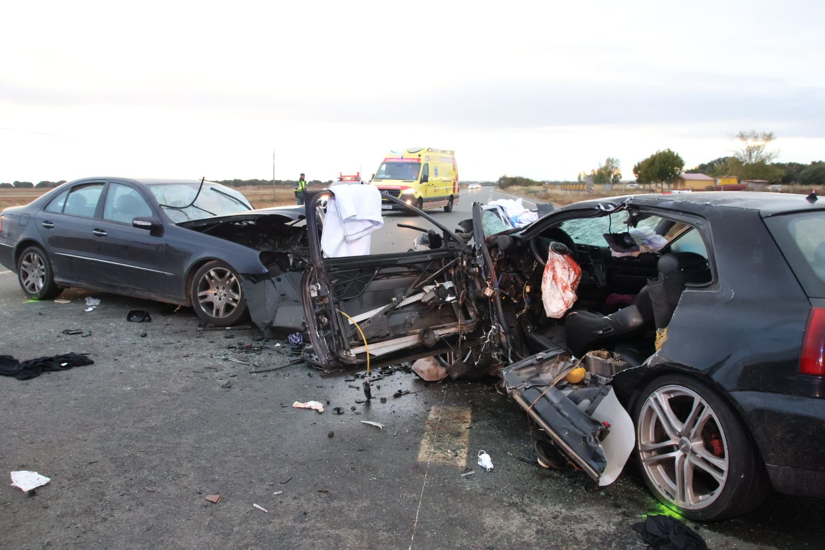 Accidente entre dos turismos en la carretera Valdelagua