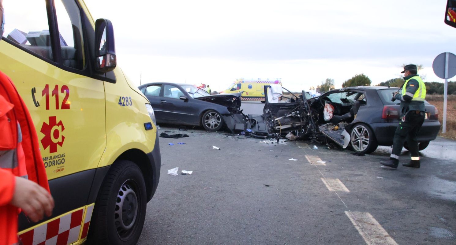 Accidente entre dos turismos en la carretera Valdelagua