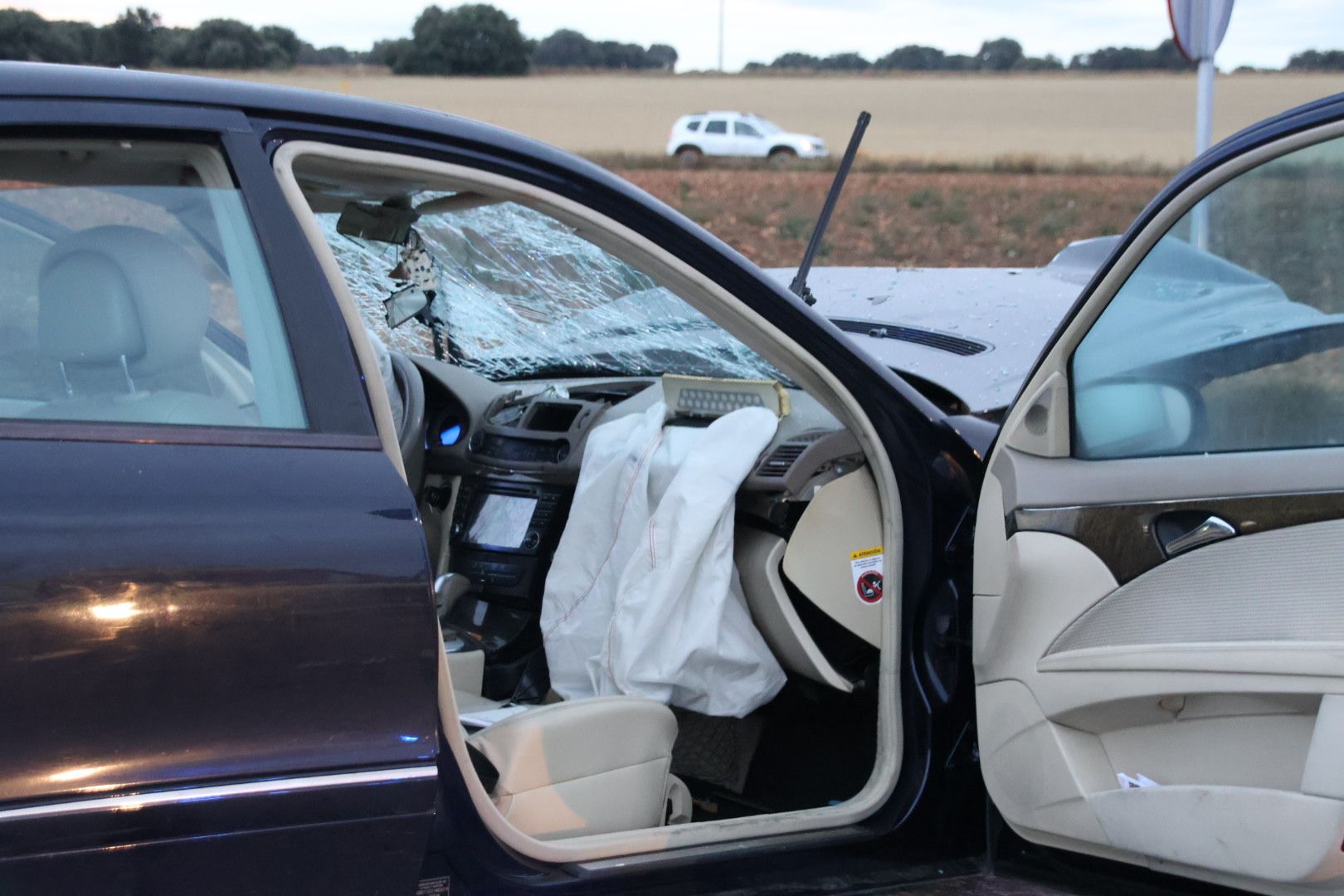 Accidente entre dos turismos en la carretera Valdelagua