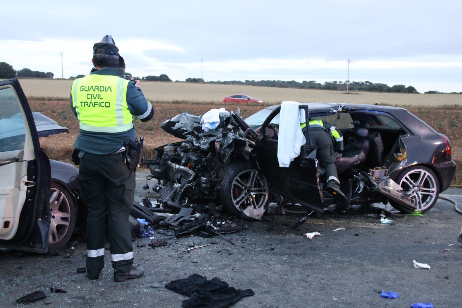 Accidente entre dos turismos en la carretera Valdelagua