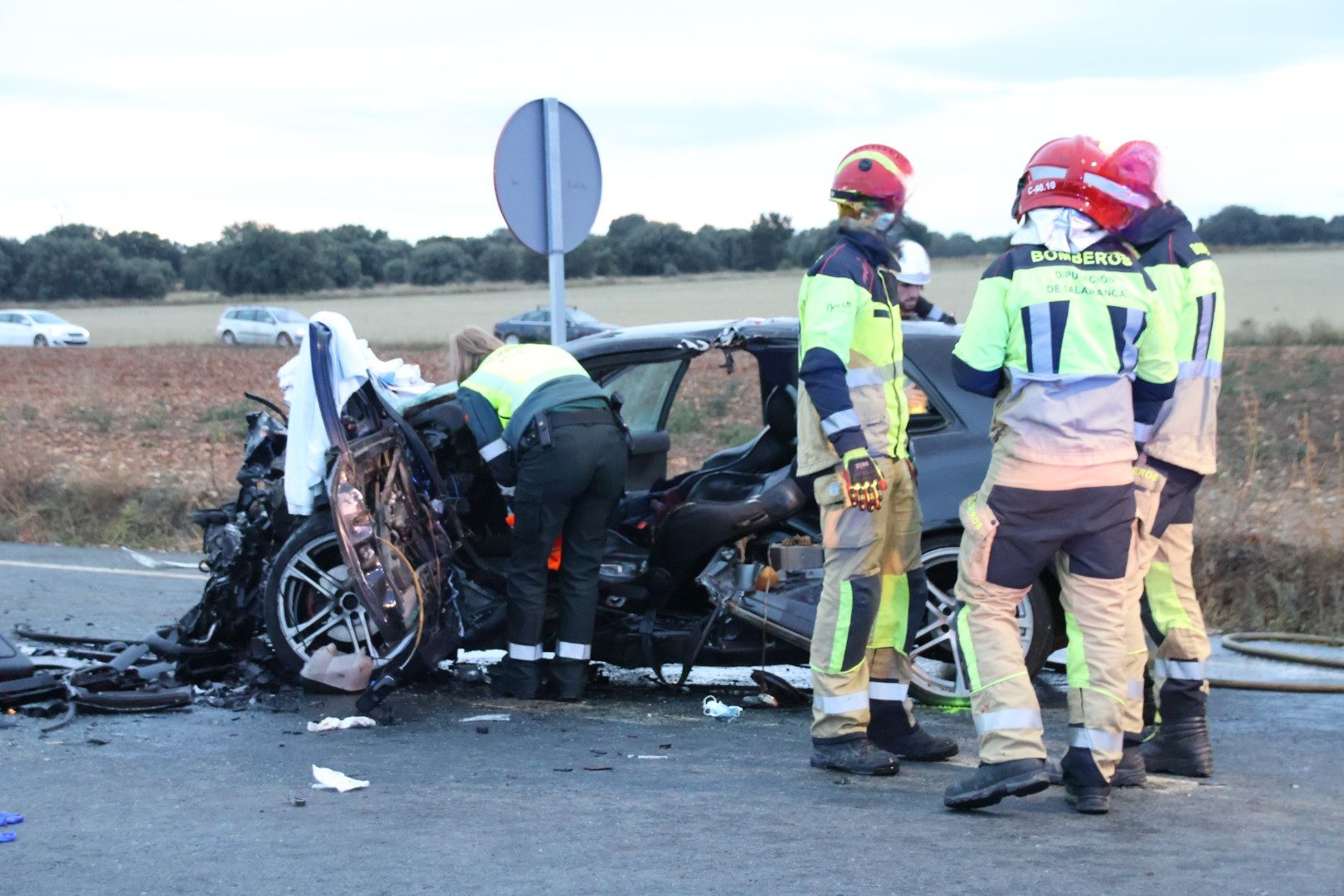 Accidente entre dos turismos en la carretera Valdelagua