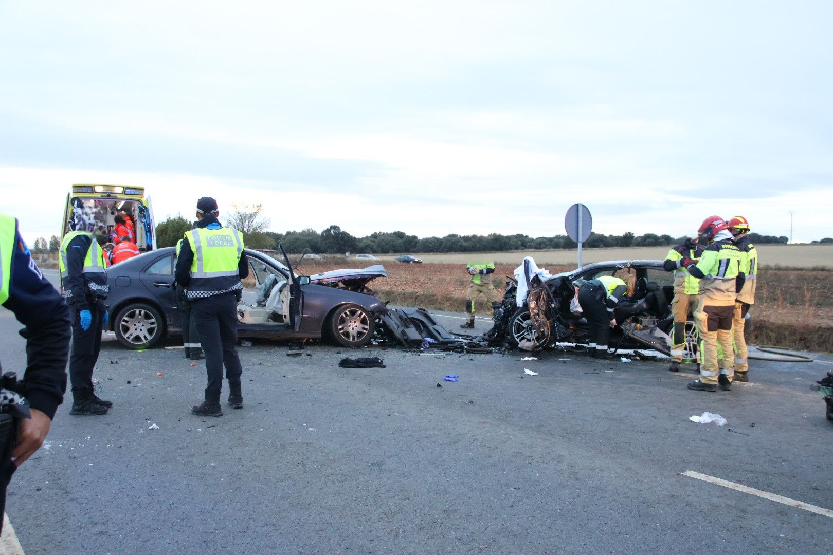 Accidente entre dos turismos en la carretera Valdelagua