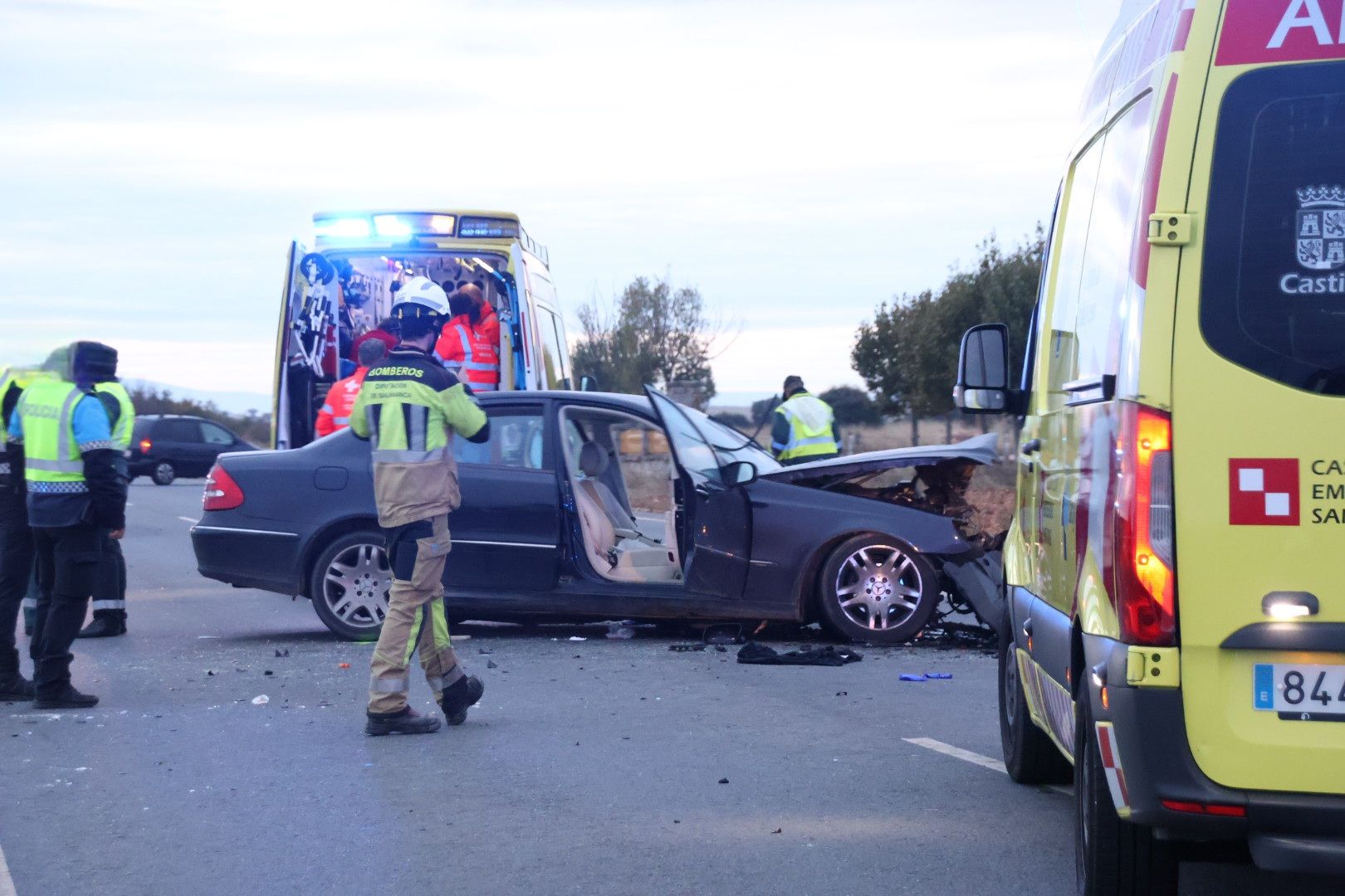 Accidente entre dos turismos en la carretera Valdelagua