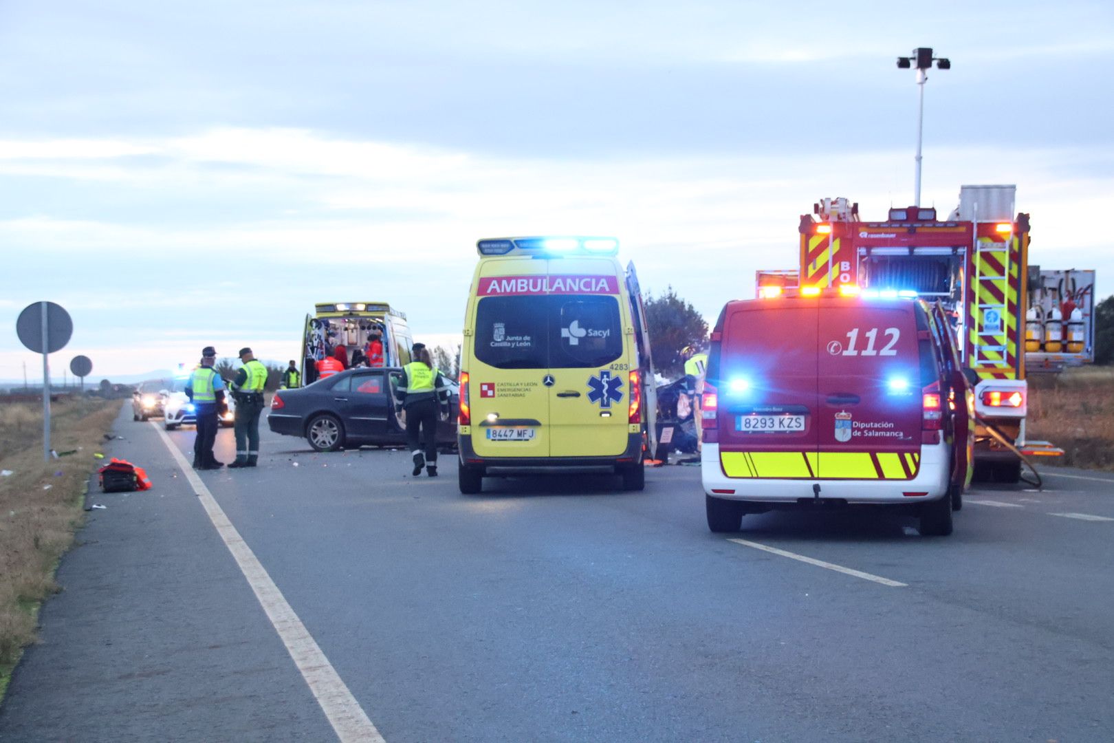 Accidente entre dos turismos en la carretera Valdelagua