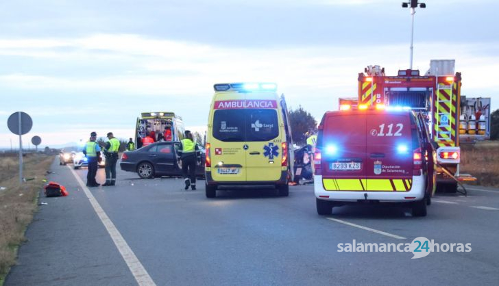 Accidente entre dos turismos en la carretera Valdelagua