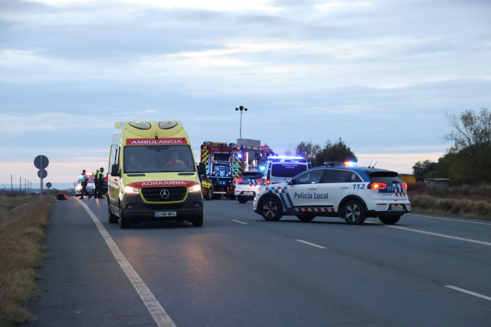 Accidente entre dos turismos en la carretera Valdelagua