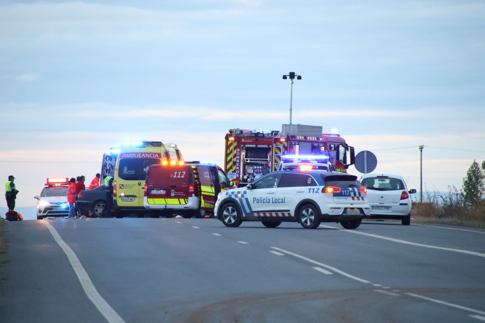 Accidente entre dos turismos en la carretera Valdelagua