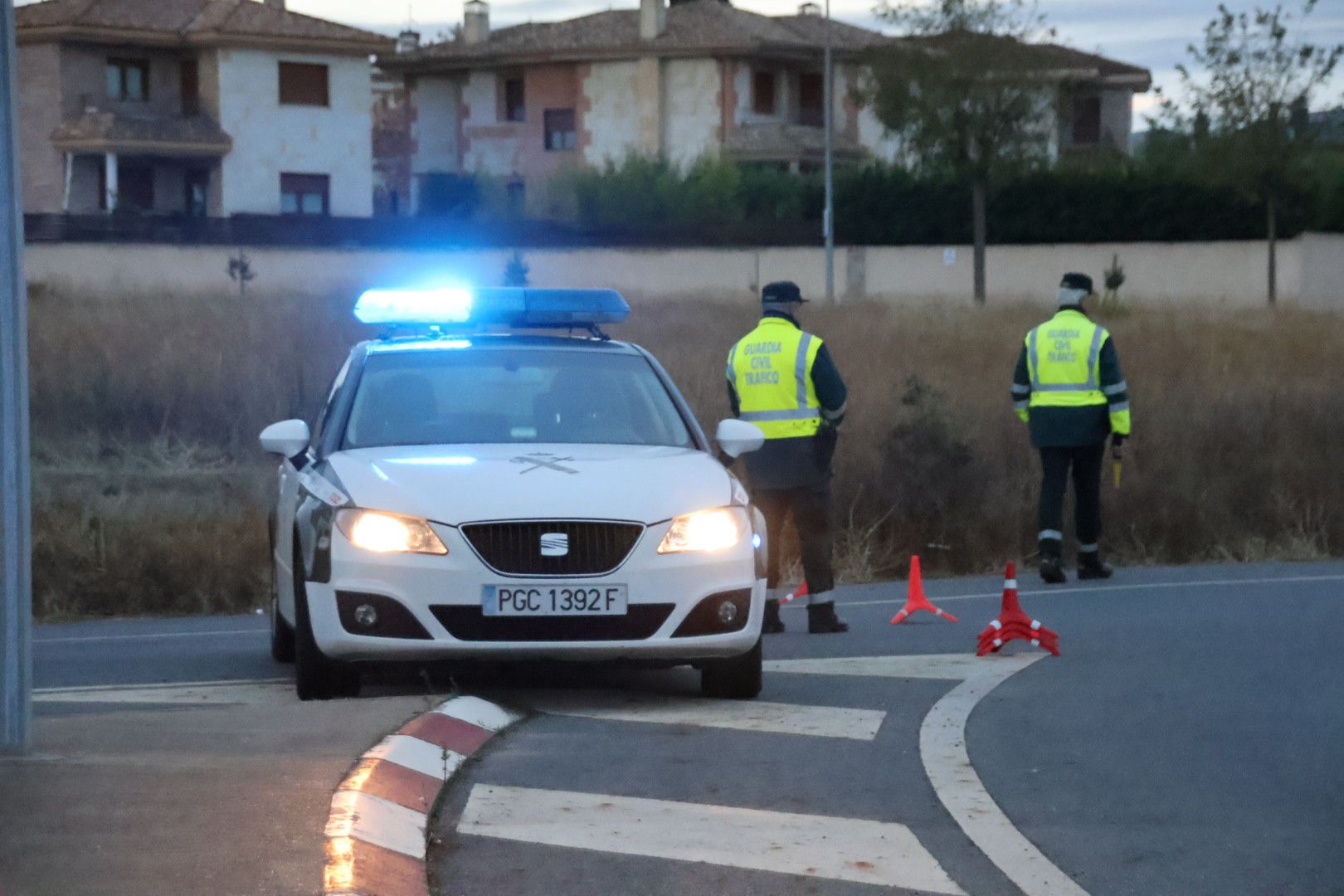 Accidente entre dos turismos en la carretera Valdelagua