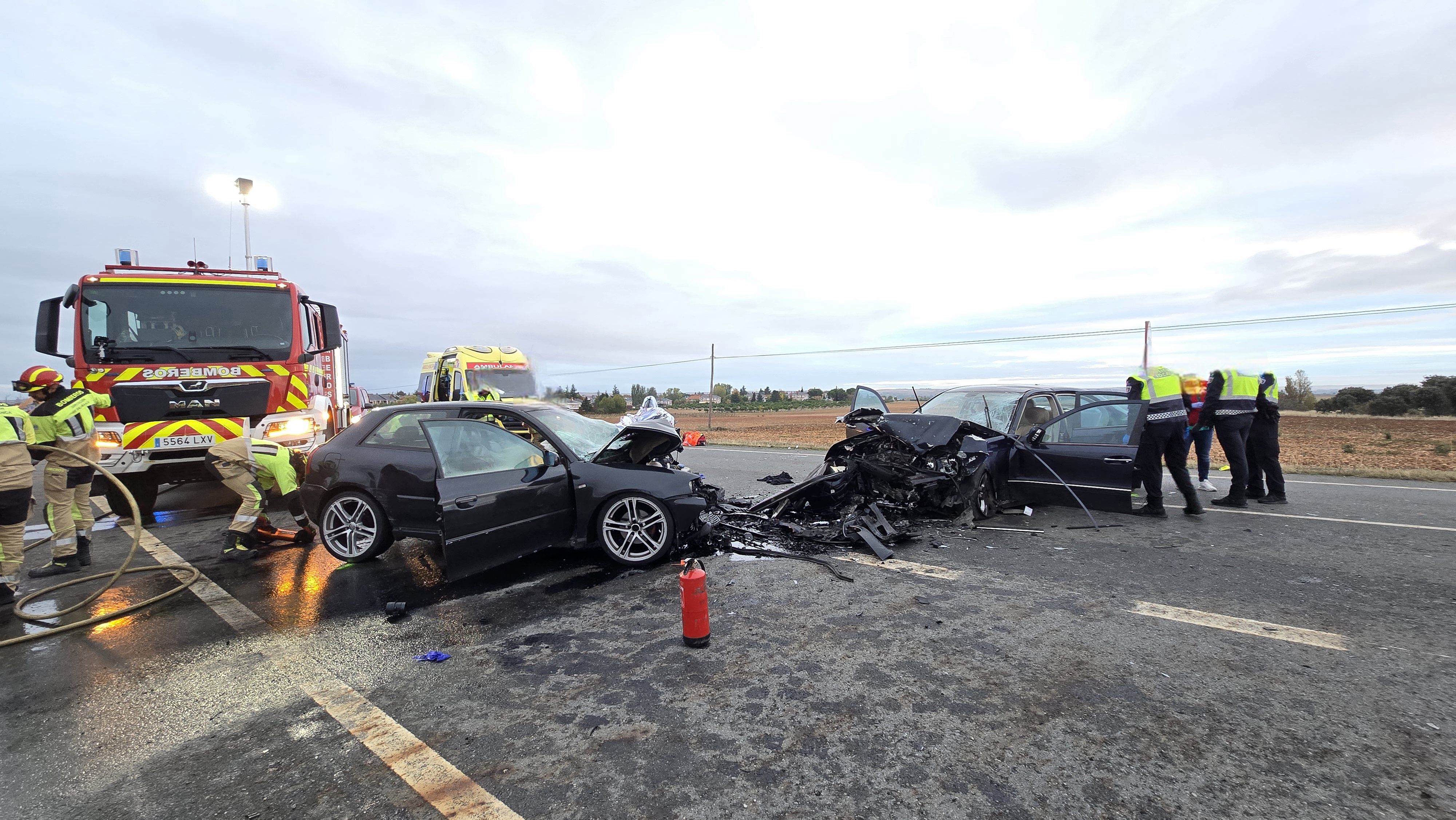 Accidente entre dos turismos en la carretera Valdelagua