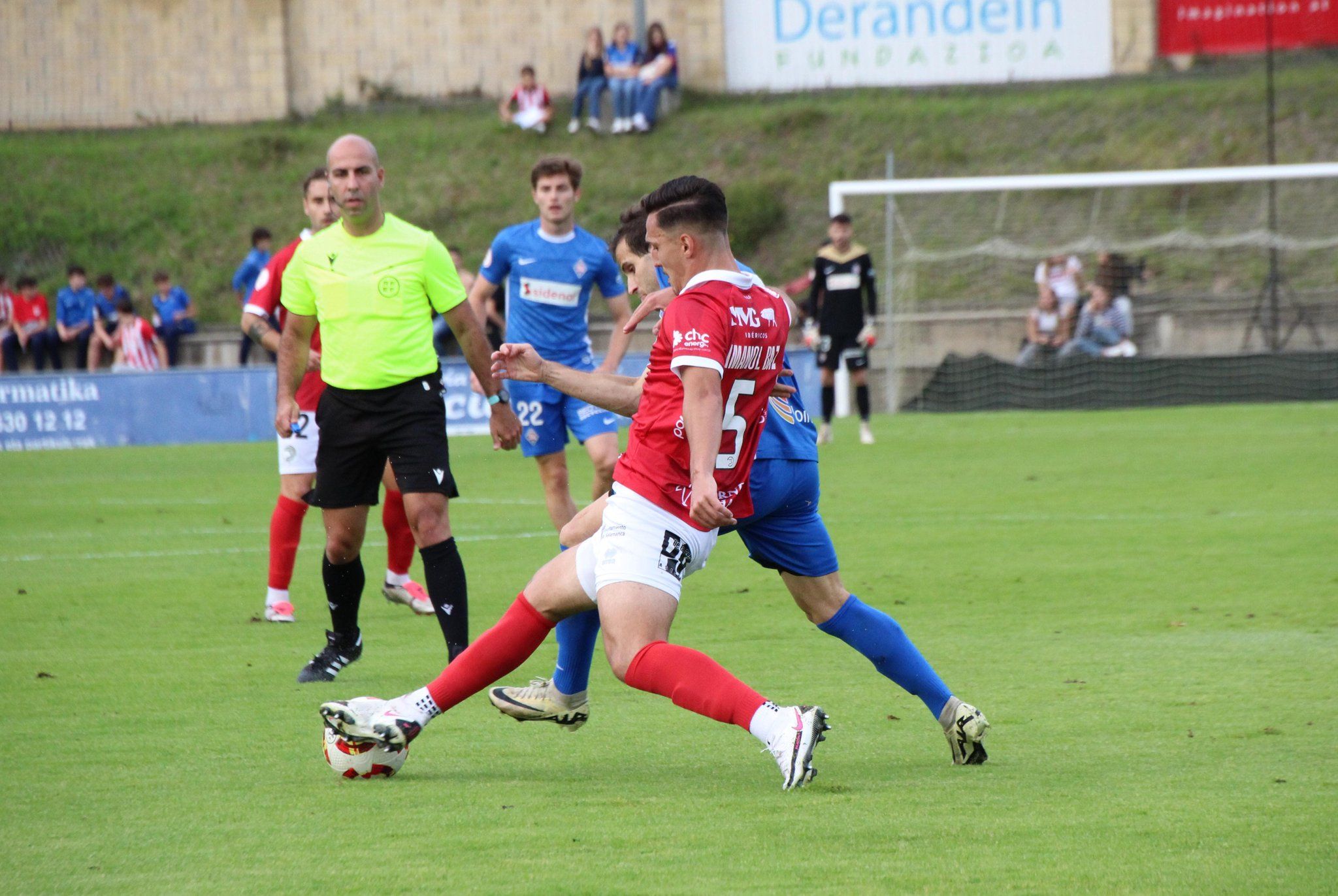 Imanol Baz, ante el Amorebieta | FOTO UNIONISTAS CF