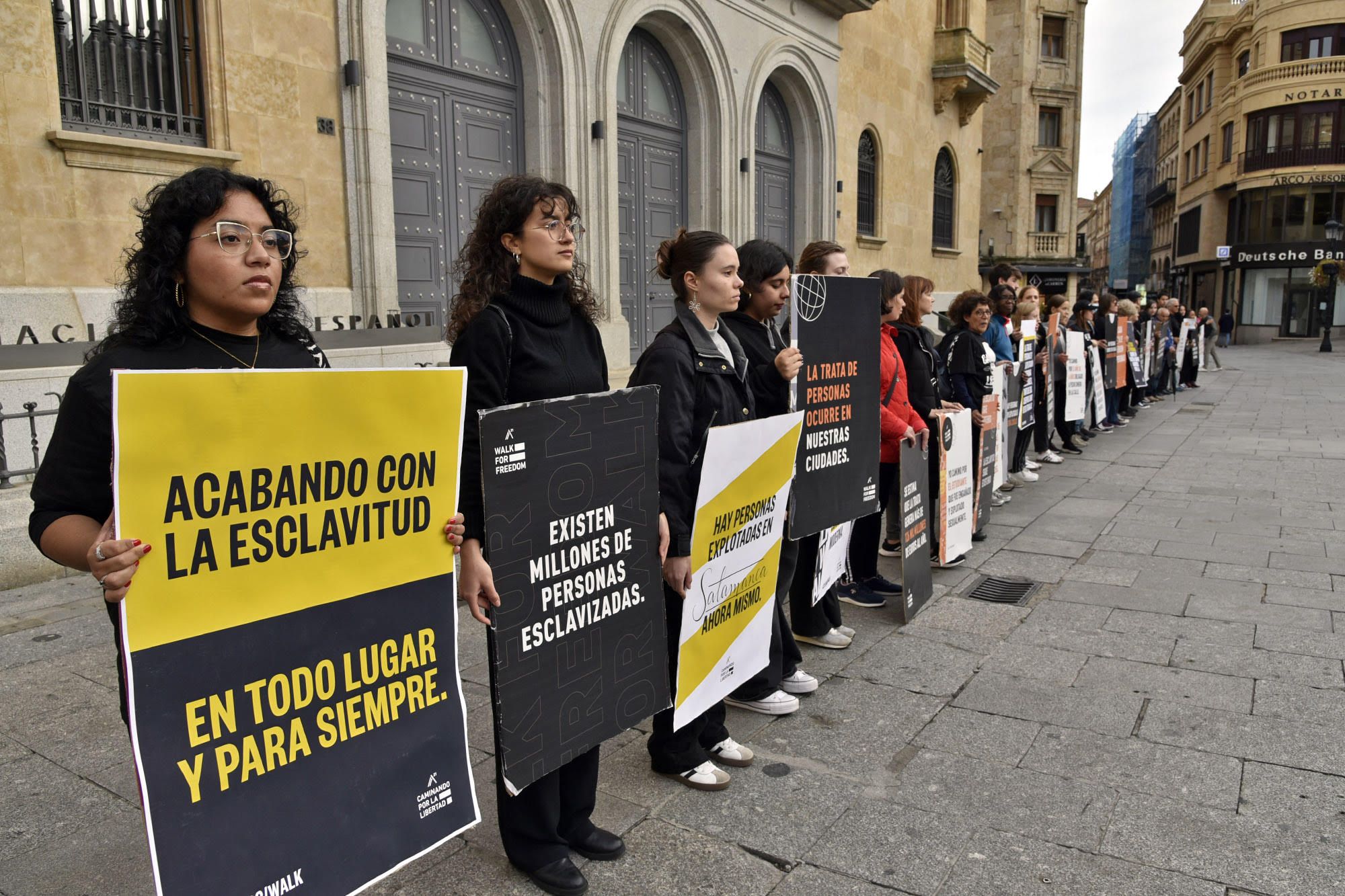 Una treintena de personas se unen en Salamanca en contra de la trata y explotación de personas