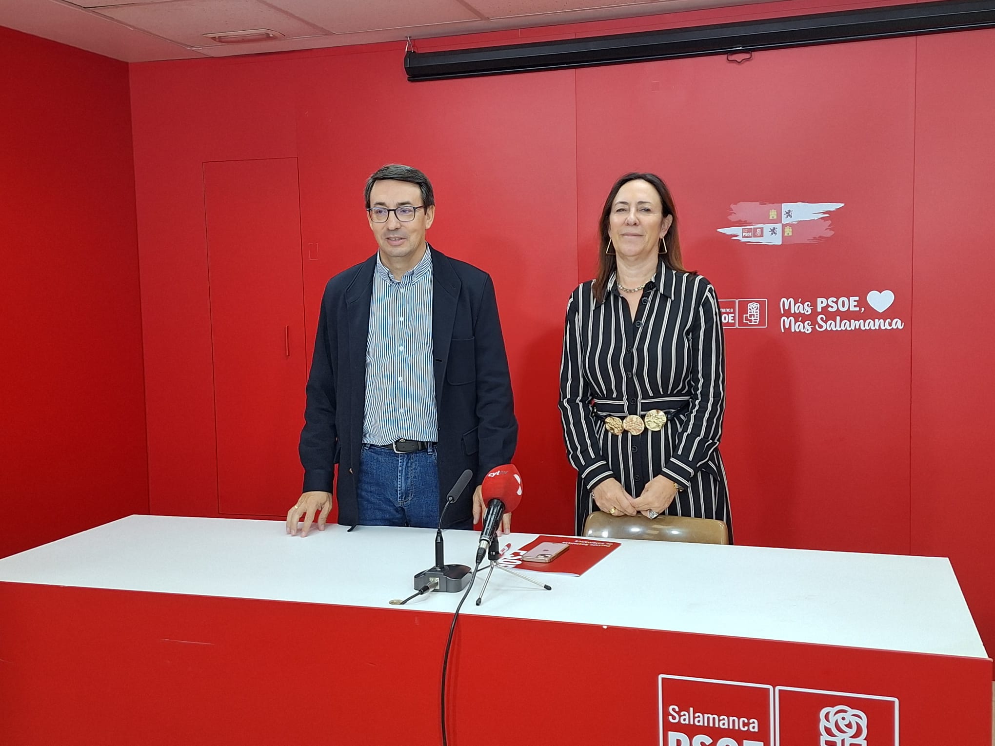 Fernando Pablos y Rosa Rubio en la sede del PSOE de Salamanca