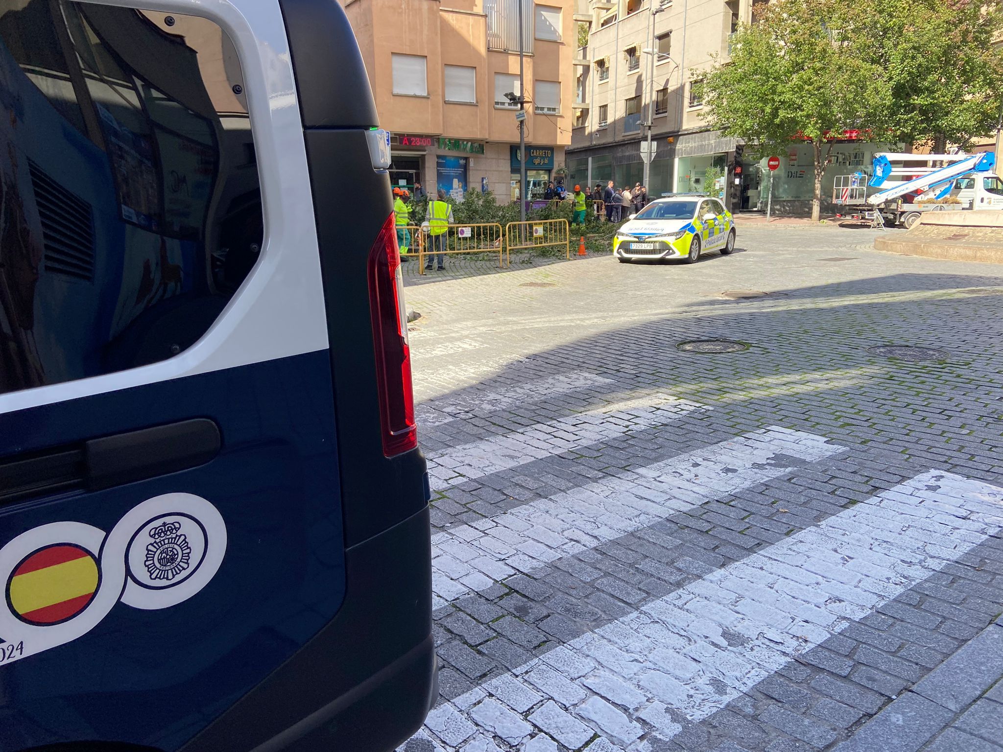 Policía Nacional y Local calmando los ambientes de los vecinos que han increpado a operarios en la plaza del Oeste