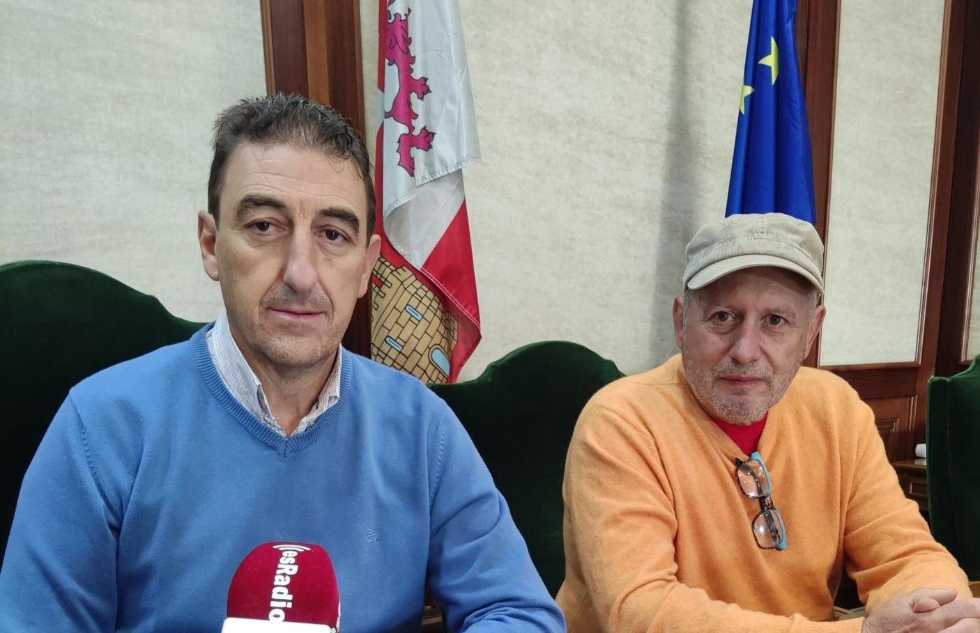 Rubén Martín, junto con el presidente del Club de Montañeros Sierra de Béjar, Javier Yuste