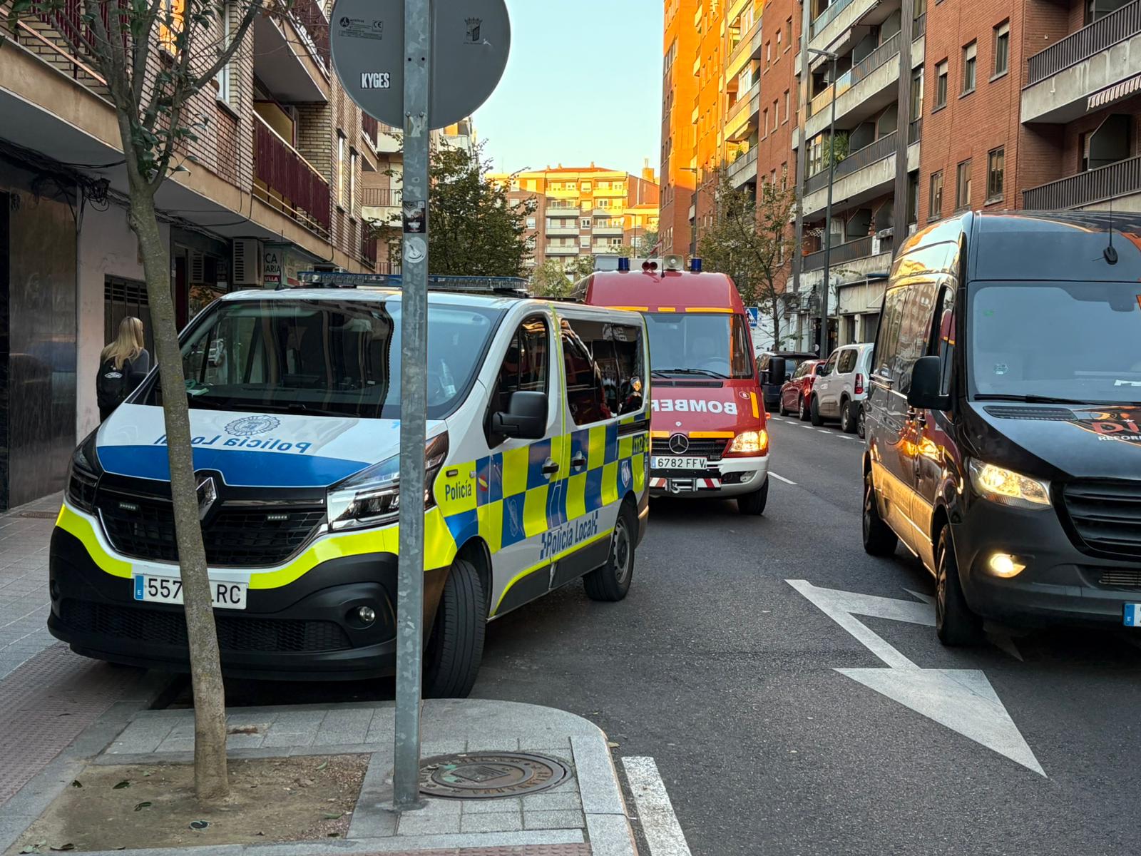 Bomberos y Policía Local en la calle del Doctor Gómez Ulla